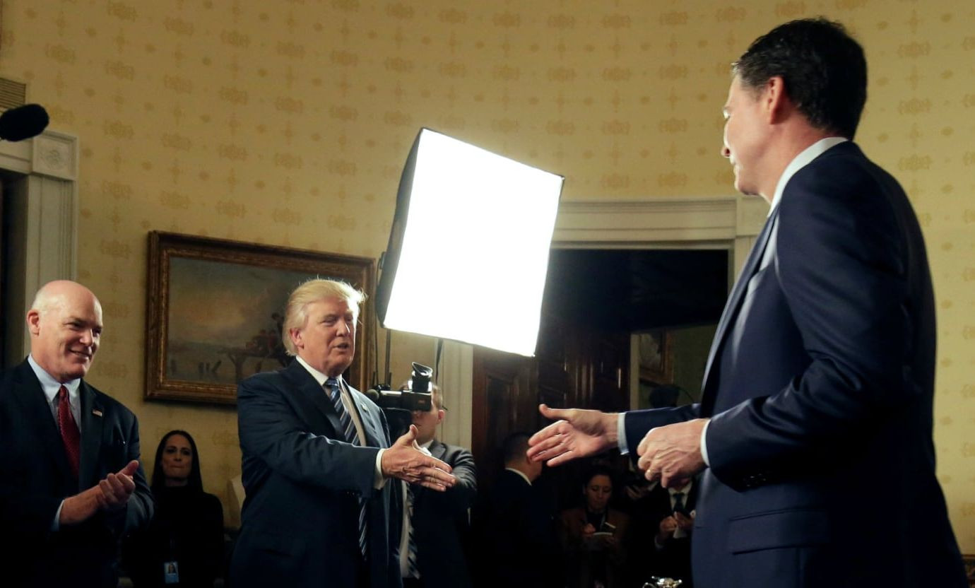 Trumpovi prekážal tlak okolo vyšetrovania ruského zásahu do amerických prezidentských volieb vedeného bývalým šéfom FBI Jamesom Comeym (na snímke vpravo).