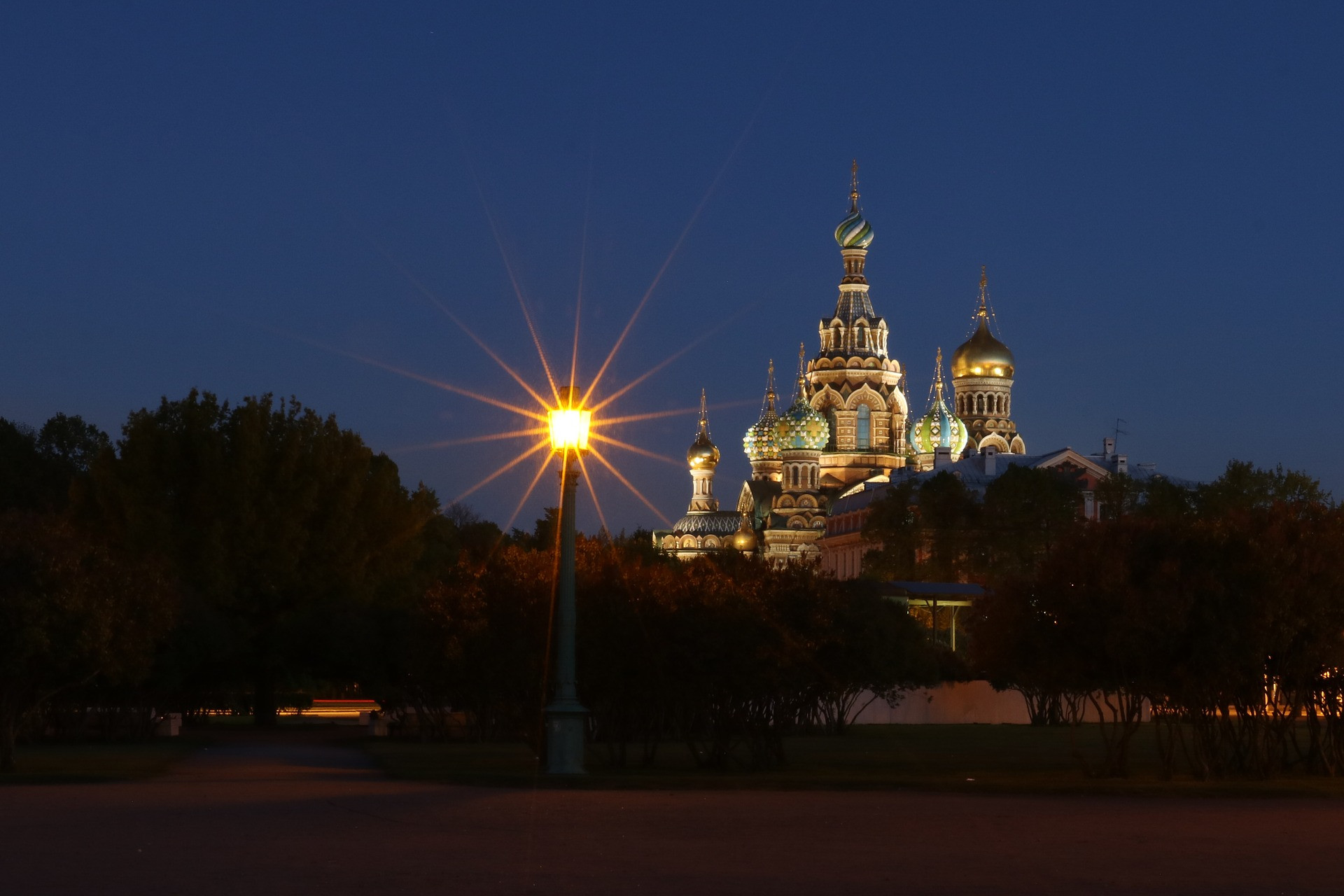 Aj keď sa v roku 1918 stala hlavným mestom Ruska Moskva, je Petrohrad stále označovaný za hlavné mesto cisárskeho Ruska a je perfektným mestom, kde zažijete veľkosť ruského bohatstva. Počas teplého počasia si môžete prehliadnuť mesto pozdĺž historických kanálov, alebo sa pozrieť na Štátne ruské múzeum, Jusupovský palác či navštíviť balet v Mariinskom divadle.