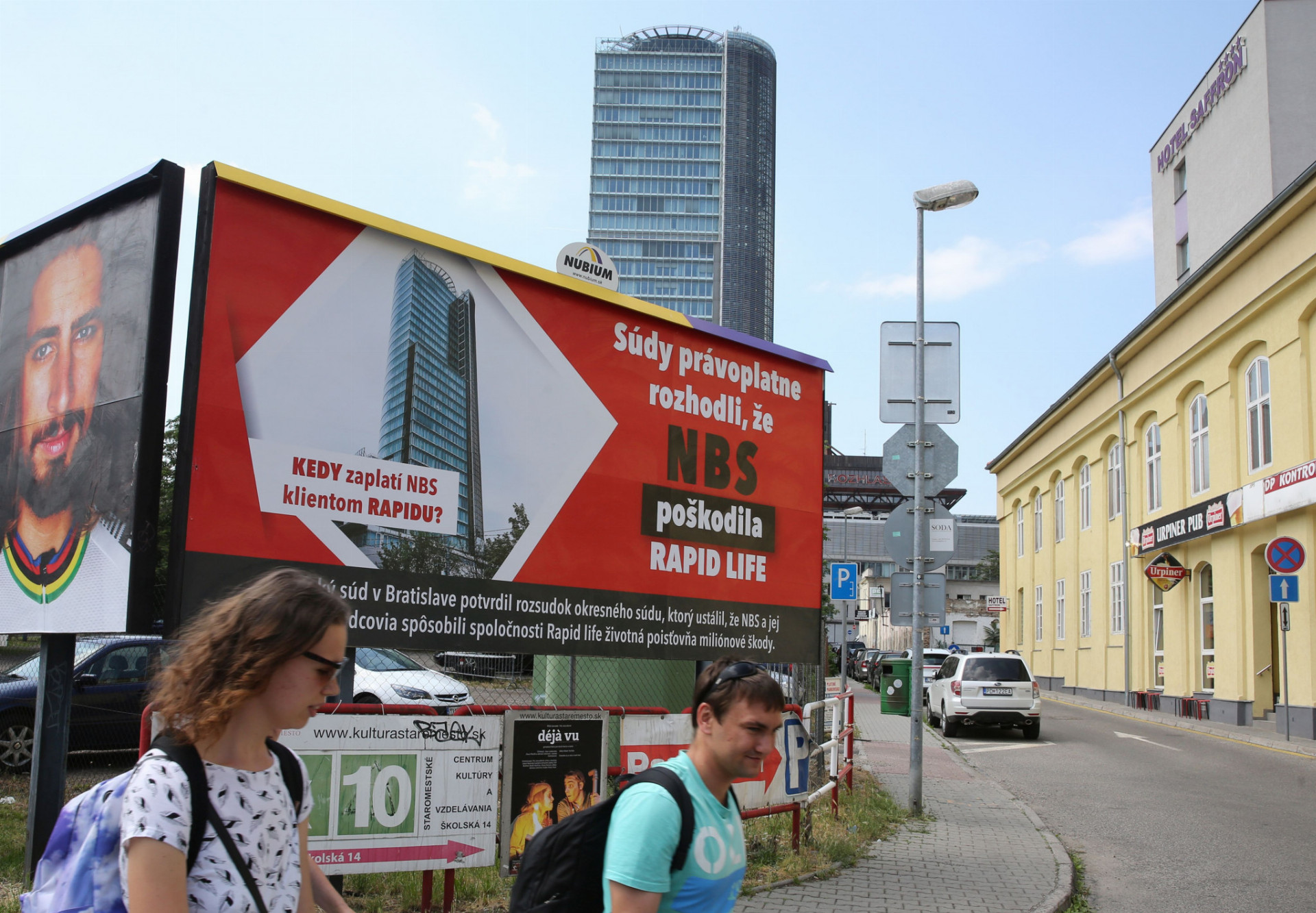 Začiatkom júna sa na Slovensku objavili bilbordy, ktoré mali podporiť požiadavku Rapidu voči NBS.