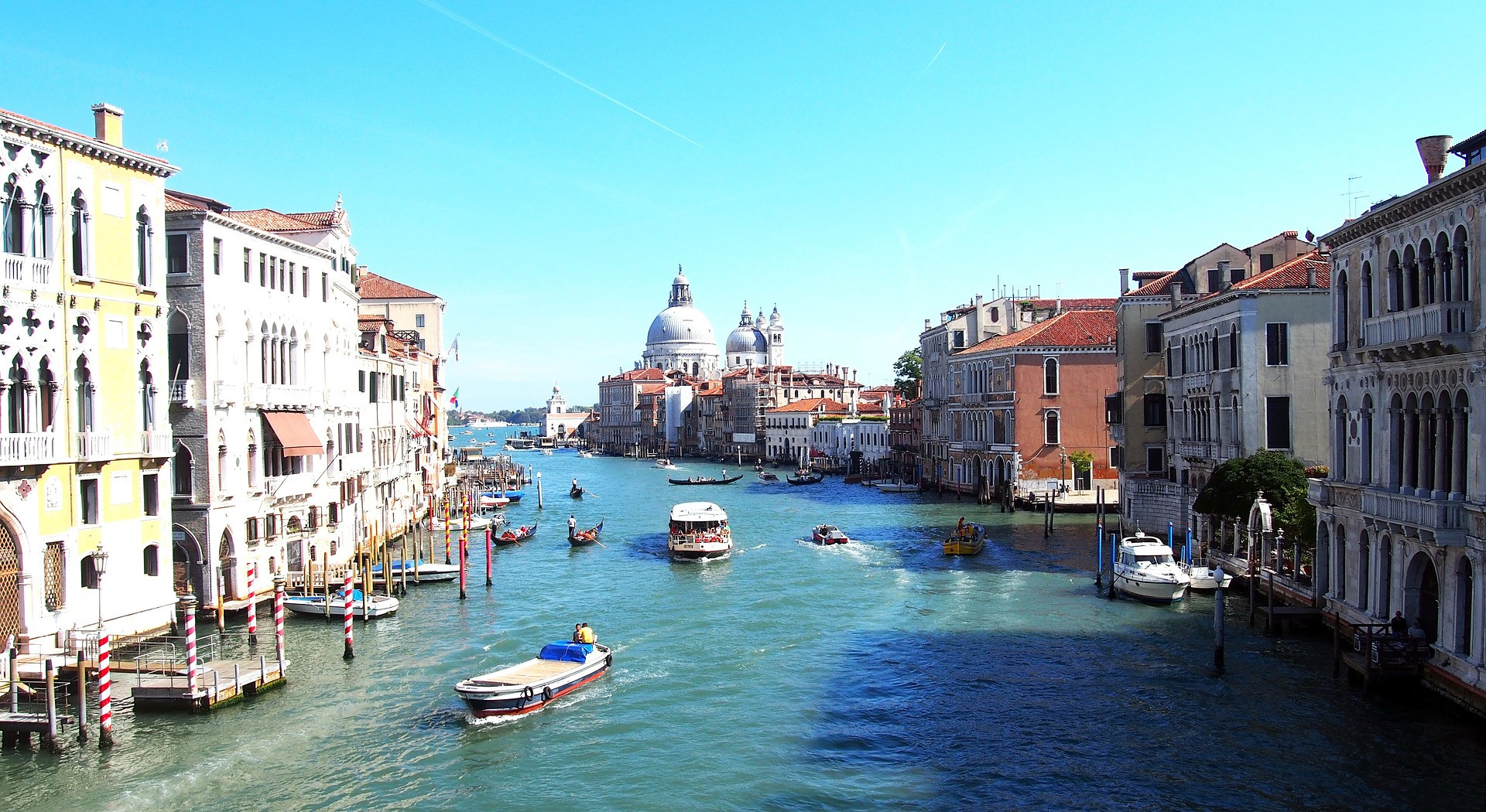 Taliansko praská romantickými a historickými pamiatkami, ale Benátky sú druhom mesta, ktoré by mal každý navštíviť aspoň raz v živote. La Bella Venezia a romantika idú ruka v ruke. Staroveké prístavné mesto na severovýchode Talianska je plné očarujúcich kanálov, magických mostov a storočných budov.
