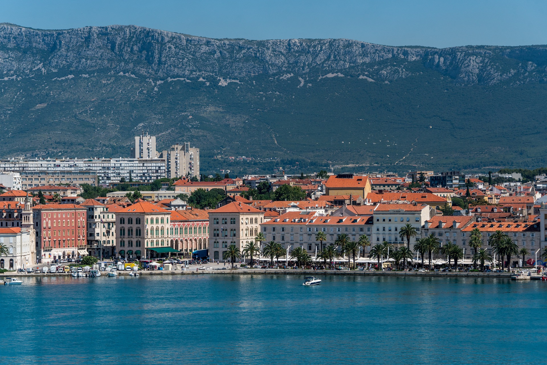 Chorvátske historické, prímorské mesto Split leží na pobreží Jadranského mora, v malebnej oblasti starovekých rímskych ruín, živých pláží a očarujúcej reštaurácie. Zvyšky minulosti mesta ako nehnuteľnosť Ríma, Francúzska, Benátska, Rakúska, Talianska a Juhoslávie zostávajú v zozname kultúrnych pamiatok UNESCO. Poprechádzajte sa po pobrežnej promenáde, kde sa páry môžu zastaviť na nápoje v jednej z mnohých kaviarní. Jedna vec je istá, je to pôvabné mesto, kamkoľvek pôjdete.