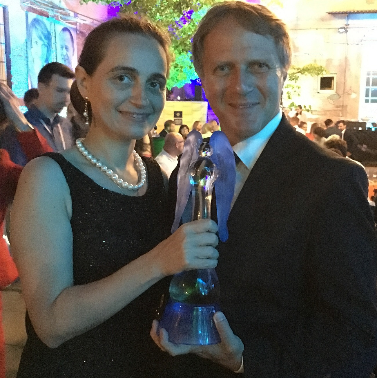 Jordanka Chobanova, mimoriadna a splnomocnená veľvyslankyňa Bulharska v SR a Ivan Hronec, CEO FEMC pózujú s ocenením Modrý anjel za najlepší film.