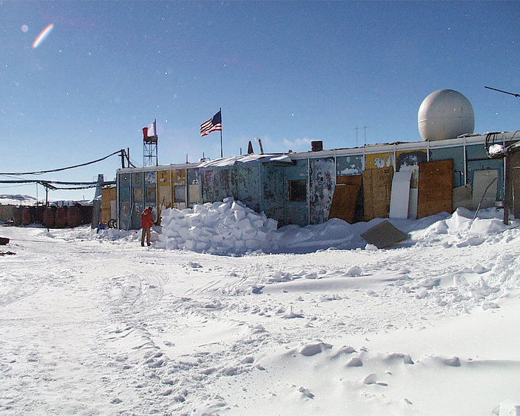 Najhorúcejšie miesto na planéte je Aziziya v Líbyi s teplotami až do 58 ° С. Najchladnejšia je Antarktída, kde teplota klesá na -73 ° С. Najnižšia zaznamenaná teplota však bola zaznamenaná na ruskej stanici Vostok 21. júla 1983 a to -89,2 ° С.