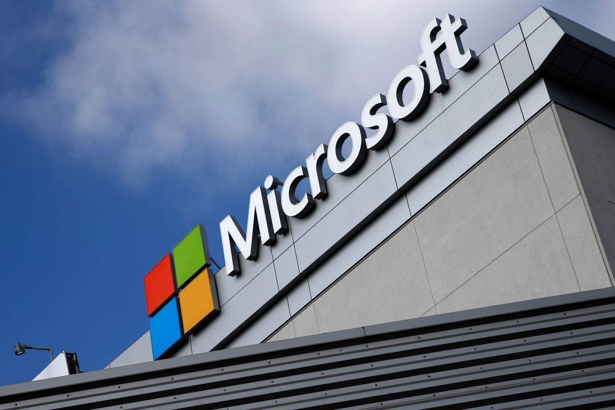 Americká softvérová spoločnosť Microsoft dostala pokutu za zneužívanie dominantného postavenia na trhu. Firma podľa EK dostatočne nesprístupnila informácie o svojich produktoch rivalom, respektíve im za prístup k týmto technickým informáciám účtovala neprimerane vysoké licenčné poplatky.