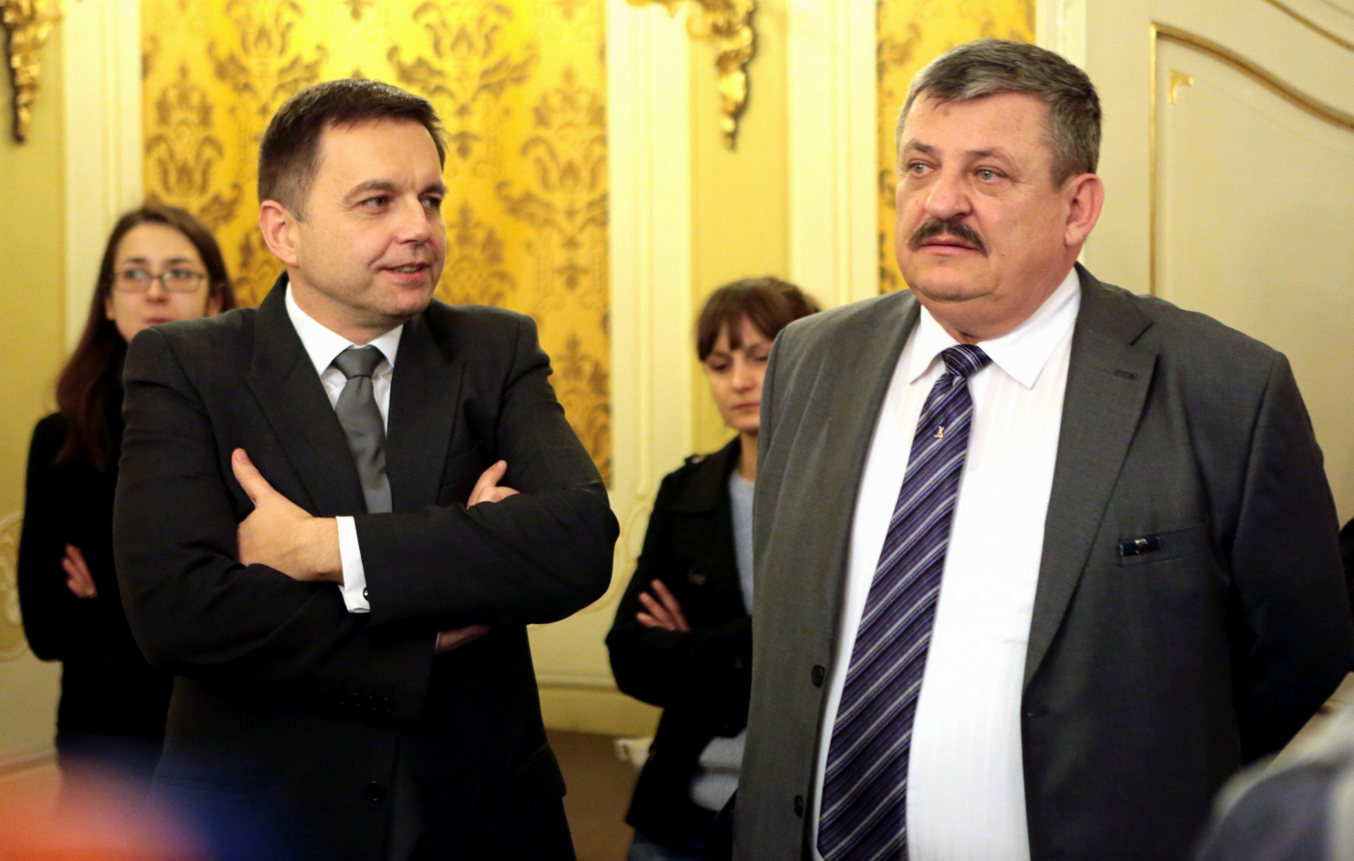 Anton Hrnko (vpravo) bude musieť presvedčiť ministra financií Petra Kažimíra.