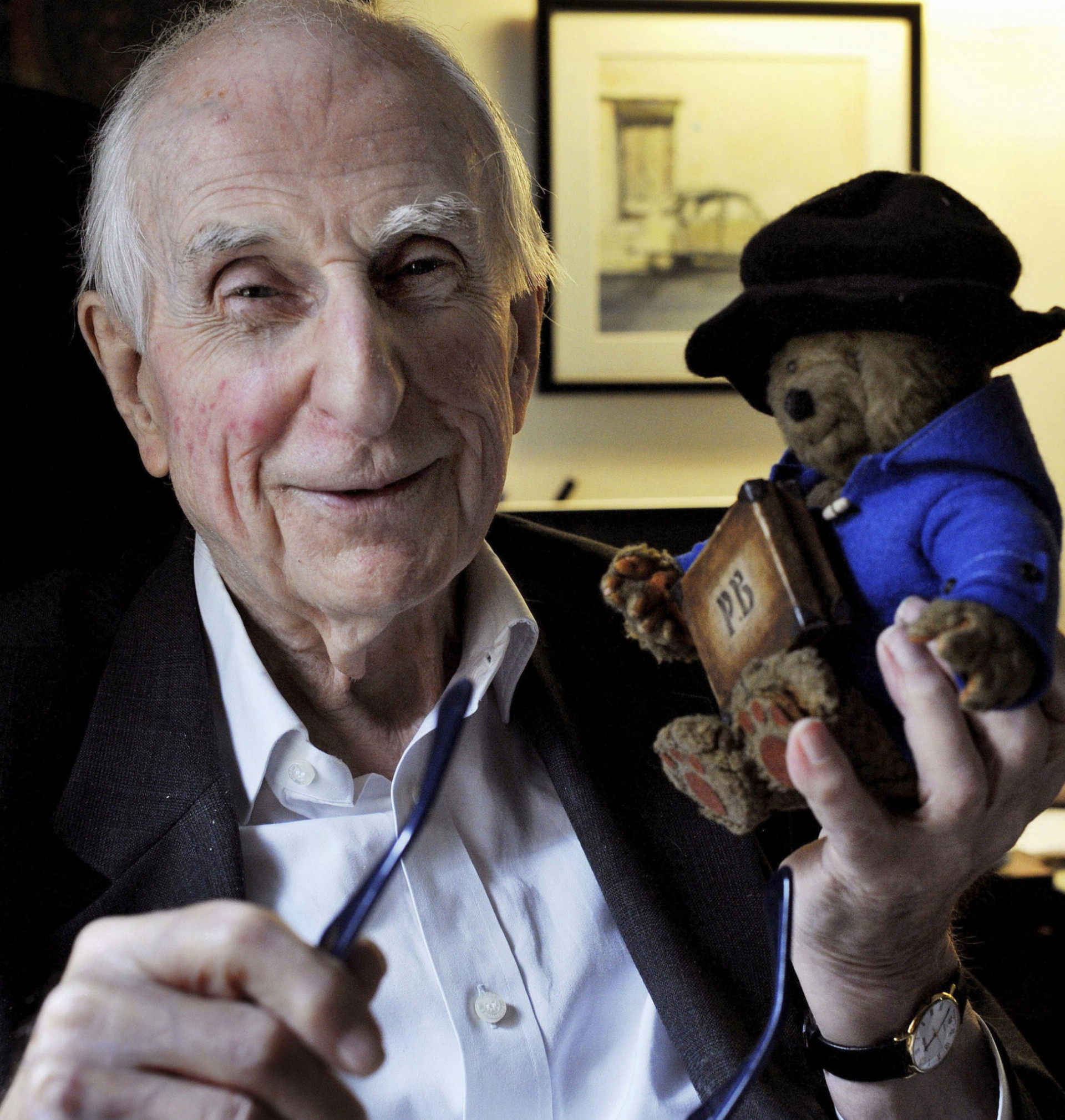 Na archívnej snímke z 12. júna 2015 v Londýne Michael Bond pózuje s hračkou medvedíka Paddington. Vo veku 91 rokov zomrel v utorok  27. júna 2017 britský spisovateľ Michael Bond, ktorý pre deti napísal úspešnú sériu kníh o medvedíkovi Paddingtonovi. S odvolaním sa na vydavateľstvo HarperCollins Children's Books o tom dnes informovala agentúra AP.