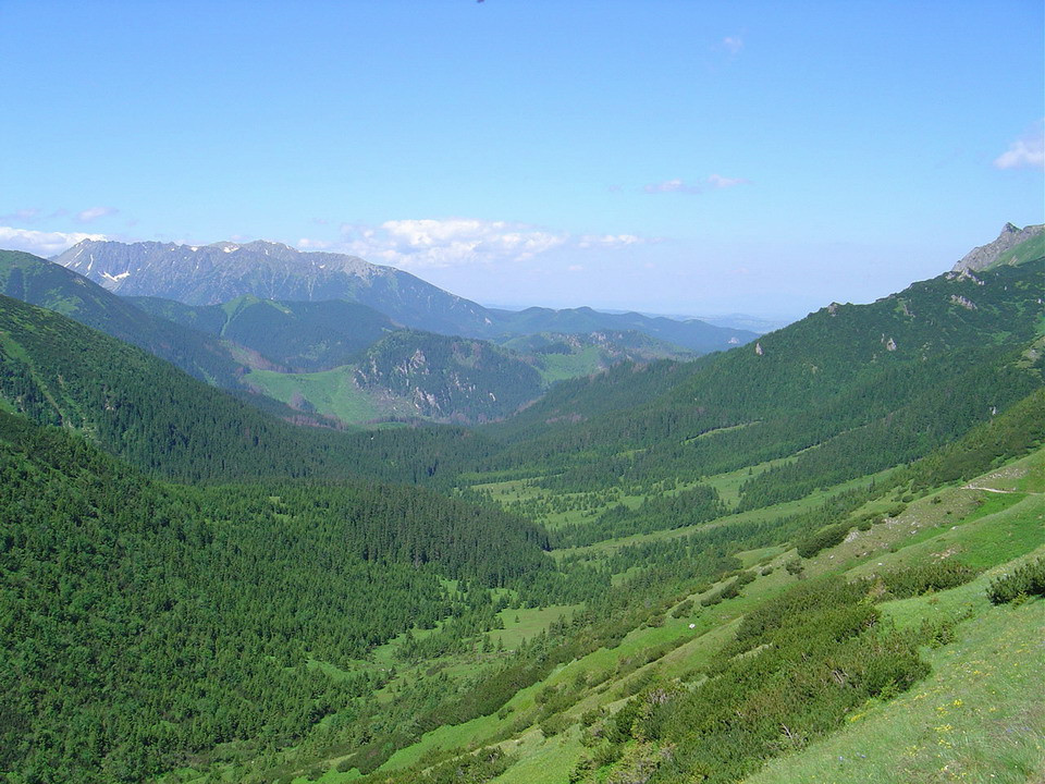 Náučný chodník Zadné Meďodoly vedie malebným prostredím medzi Vysokými a Belanskými Tatrami, čiastočne Javorovou dolinou a celou dolinou Zadné Meďodoly. Na modro značkovanom turistickom chodníku sa nachádza desať informačných tabúľ. Z nich sa môže turista dozvedieť viac o faune a flóre, ale aj o histórii doliny. Chodník končí v Kopskom sedle, pokojnou chôdzou ho prejdete približne za tri hodiny. 