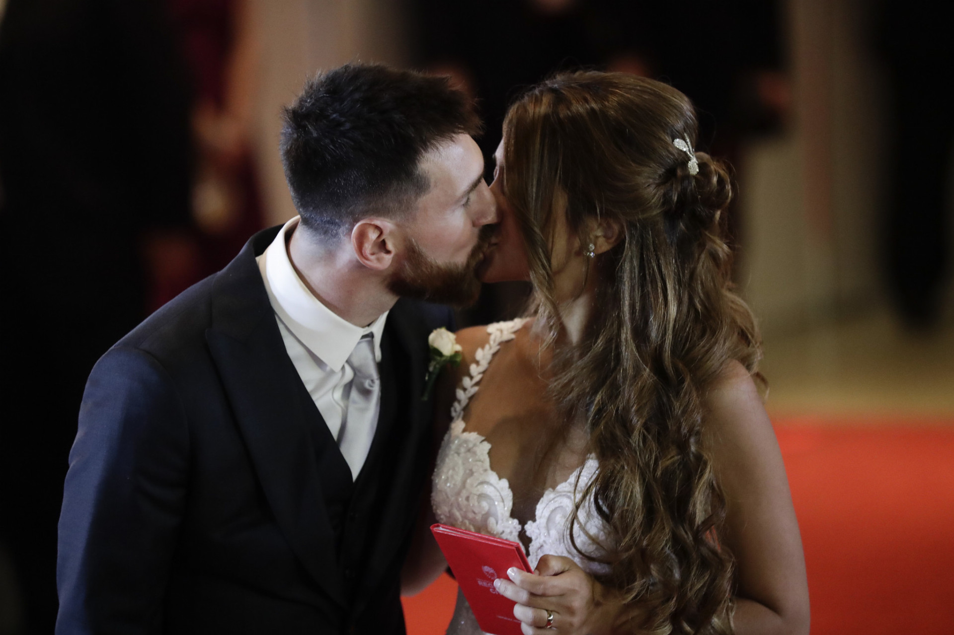 Novomanželia Lionel Messi a Antonella Roccuzzová pózujú fotografom 30. júna 2017 v argentínskom Rosariu.