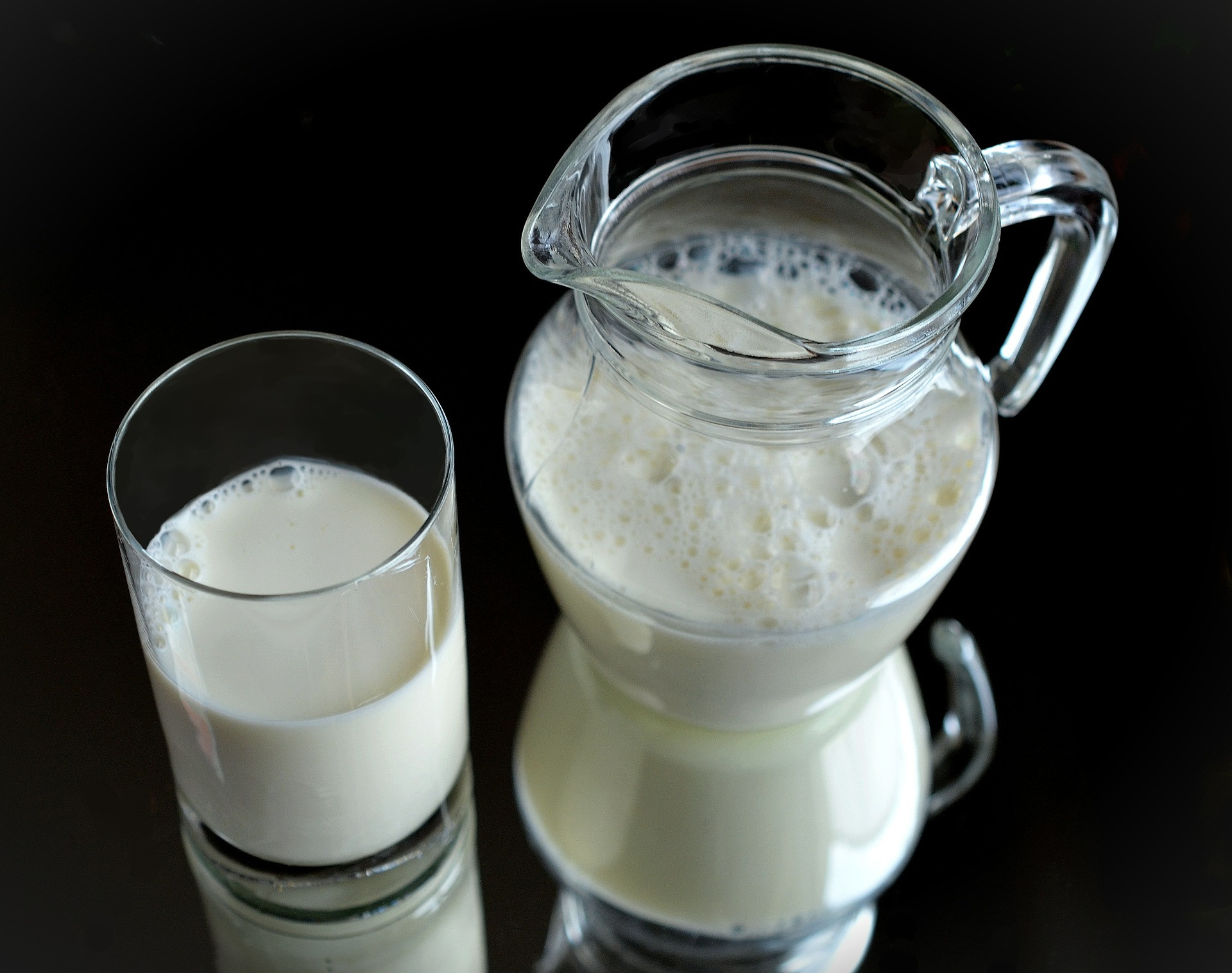 Hoci v Európe sú široko dostupné, 22 amerických štátov a Kanada zakazuje predaj nepasterizovaných mliečnych výrobkov vrátane surového mlieka. Niektoré štáty však umožňujú obmedzený predaj. Vo Wisconsine môžu kupujúci získať pololegálnu látku iba vtedy, ak si ju kúpia priamo od poľnohospodára. CDC uvádza: "Zatiaľ čo je možné ochorieť z rôznych druhov potravín, surové mlieko je jedným z najrizikovejších zo všetkých." 
