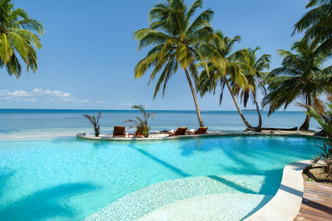 Exkluzívny luxusný súkromný ostrov Calala leží na karibskom pobreží Nikaraguy. Je to ideálne útočisko pre malé skupiny, ostrov má len štyri vily s kapacitou až 8 hostí. Krásne zariadené vily na pláži vytvárajú perfektné prostredie, kde si môžete vychutnať svoj vlastný kúsok nedotknutého raja. 

Calala poskytuje luxusné all-inclusive služby, ktoré zahŕňajú všetky jedlá, občerstvenie a nápoje (okrem šampanského a niektorých kvalitných vín). Výkonný šéfkuchár ostrova spája to najlepšie z kontinentálnej kuchyne s miestnymi produktmi.

Ak vás vylihovanie na pláži či pri bazéne unaví,  Calala ponúka množstvo aktivít vrátane vodných športov, rybolovu či šnorchlovania. 
