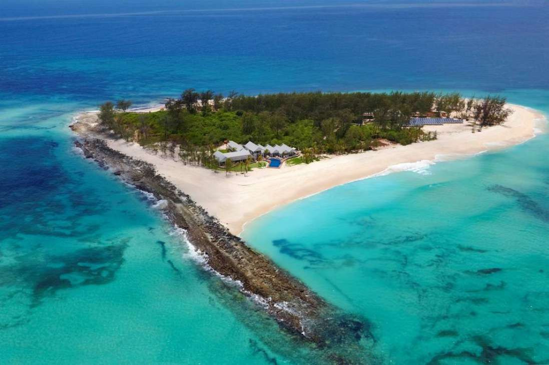 Tropický ostrov s jednou luxusnou vilou v Indickom oceáne pri východnom pobreží Tanzánie.  Je to raj na zemi, nachádza sa vo vlastnej morskej rezervácii, môžete sa kúpať v modrom nebi so žralokom veľrybím a pozerať sa na morské korytnačky. 

V jednej privátnej vile sa môže ubytovať 10 dospelých. Na požiadanie je možnosť ubytovať ďalších 16 hostí v štýlových plážových chatách, ktoré sa nachádzajú na druhej strane ostrova.

Luxusná vila ponúka všetko, čo by ste chceli od extravagantného domu na pláži. Kryté akvárium, klavír, zbierku vín aj cigár,  plaveckého bazéna a jedáleň  so 180-stupňovým výhľadom na oceán. Taktiež má wifi prístup k internetu.

Hostia majú k dispozícii celú obsluhu, vrátane šéfkuchára, hostesky, gazdinej a prievozníka. 
