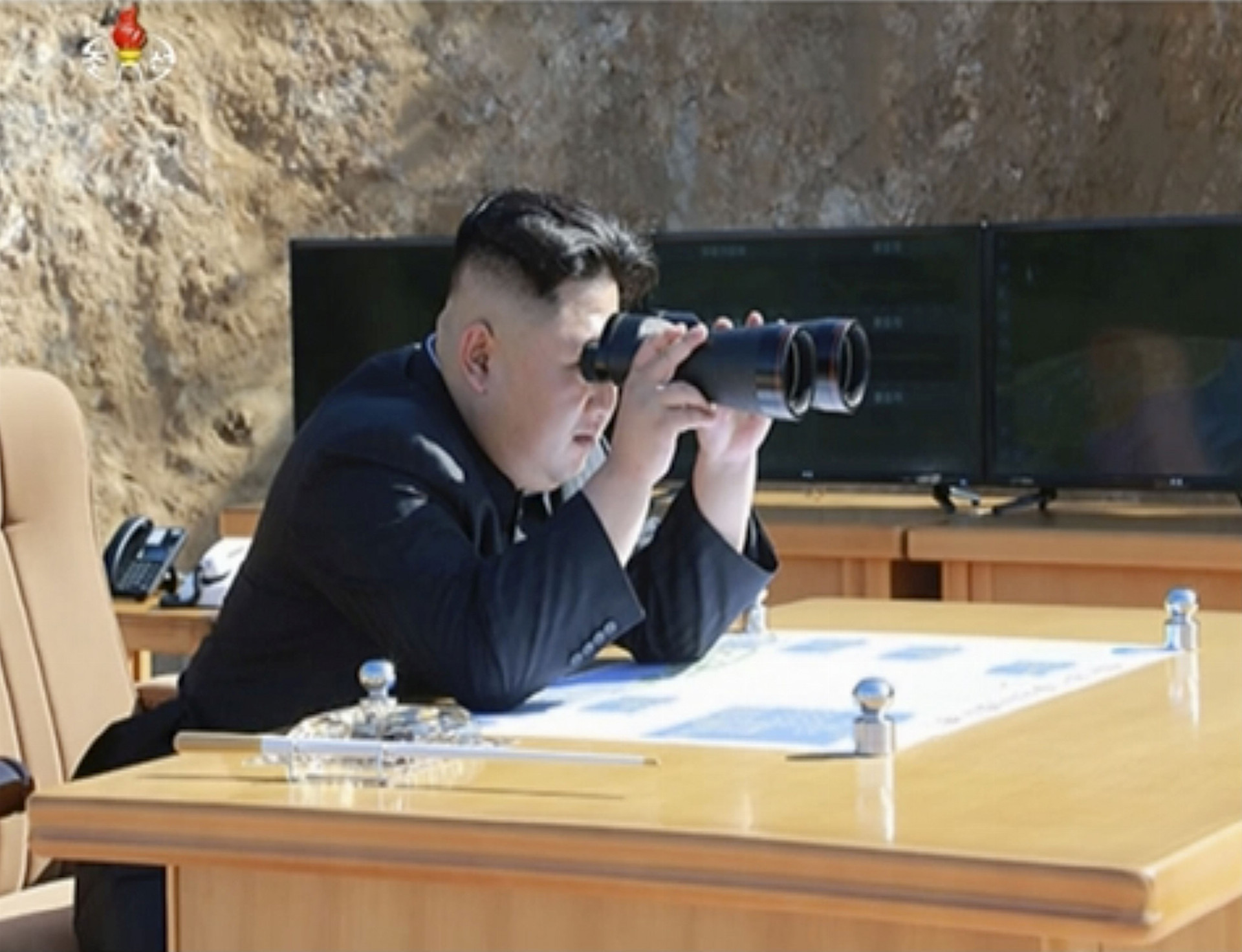 Vodca KĽDR Kim Čong-un sleduje odpálenie balistickej rakety zo základne Banghjon v provincii Severný Pchjongan