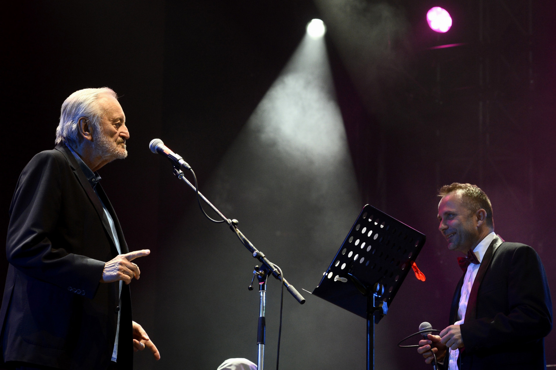 Herec Milan Lasica (vľavo) a organizátor festivalu Pohoda Michal Kaščák spievajú na pódiu počas živého prevedenia albumu Bolo nás jedenásť. 