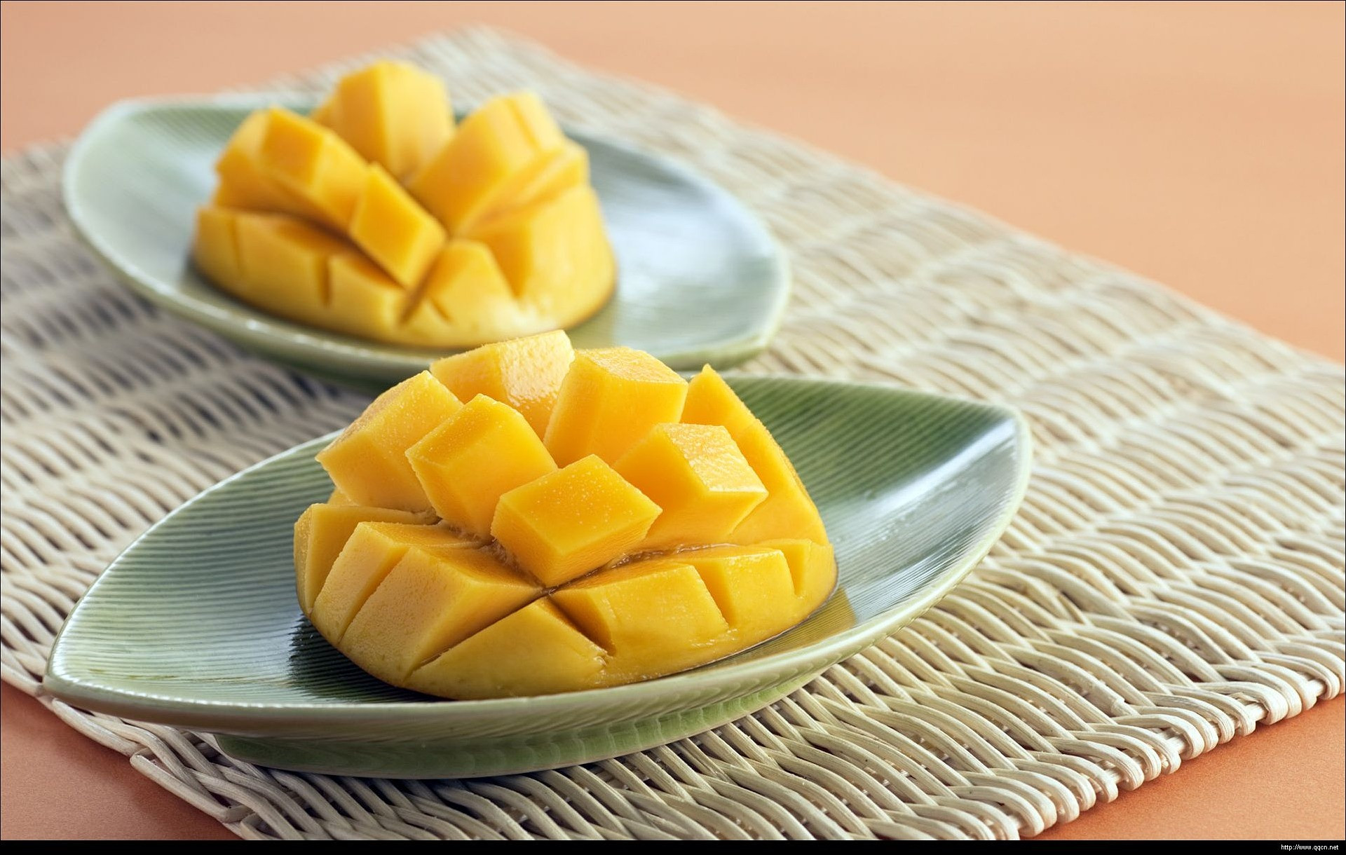 Rovnako ako banány, mango má väčšie percento cukru ako iné ovocie, a preto chutí tak sladko. Jedna šálka manga obsahuje 100 kalórií a 23 gramov cukru. Mango ponúka ďalšie zdravotné výhody, takže ho úplne nevylúčte zo stravy. Namiesto toho ich konzumujte opatrne. 