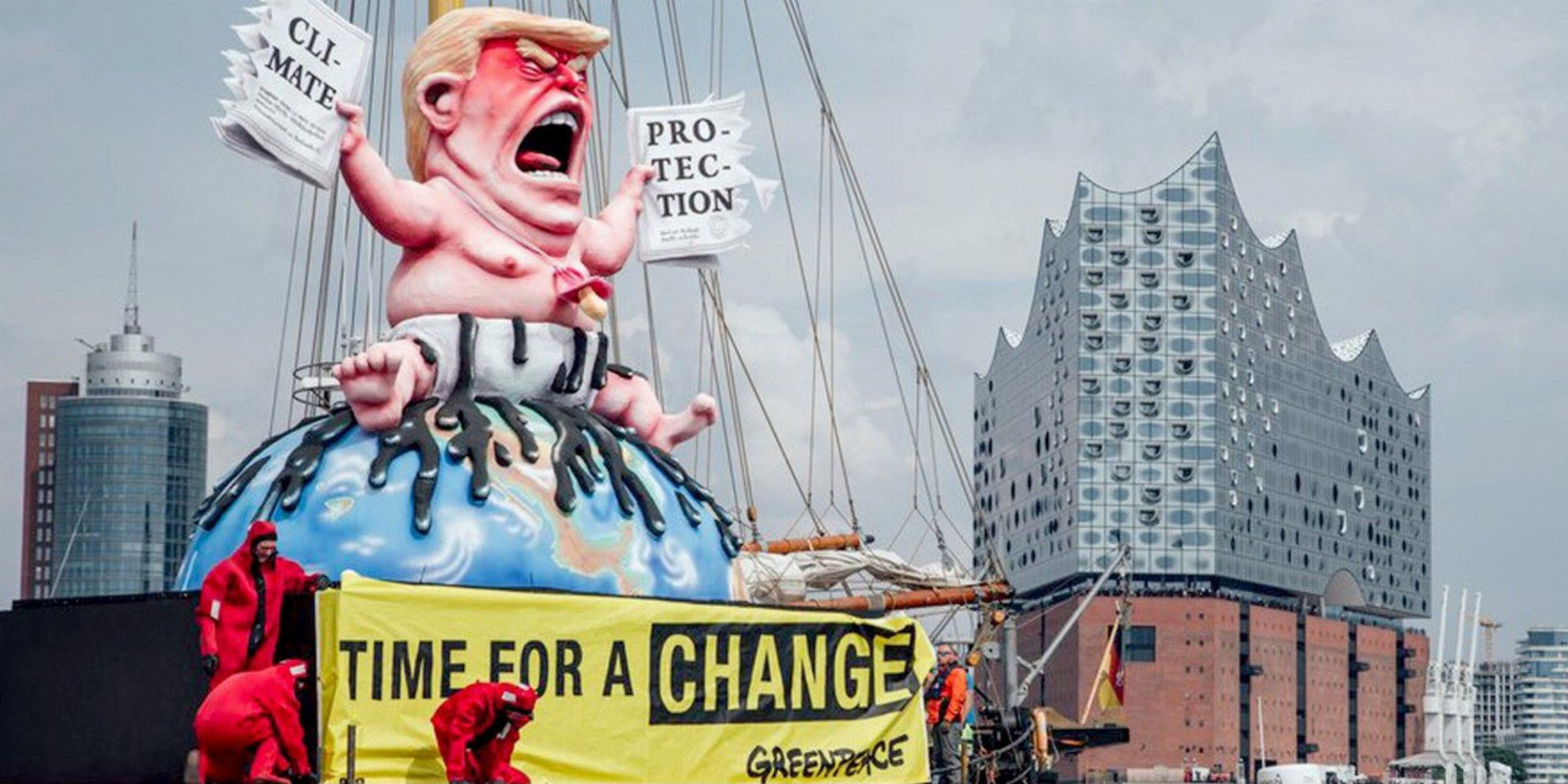 Demonštranti umiestnili pred budovu Hamburskej filharmónie, v ktorej si lídri G20 vypočuli tóny Beethovenovej Ódy na radosť, podobizeň amerického prezidenta Donalda Trumpa.