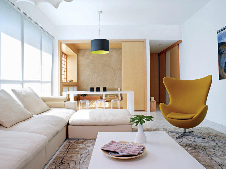 Byt obsahuje komfortný nábytok, ako je veľká pohovka a ikonická stolička od dizajnéra Arnea Jacobsona.