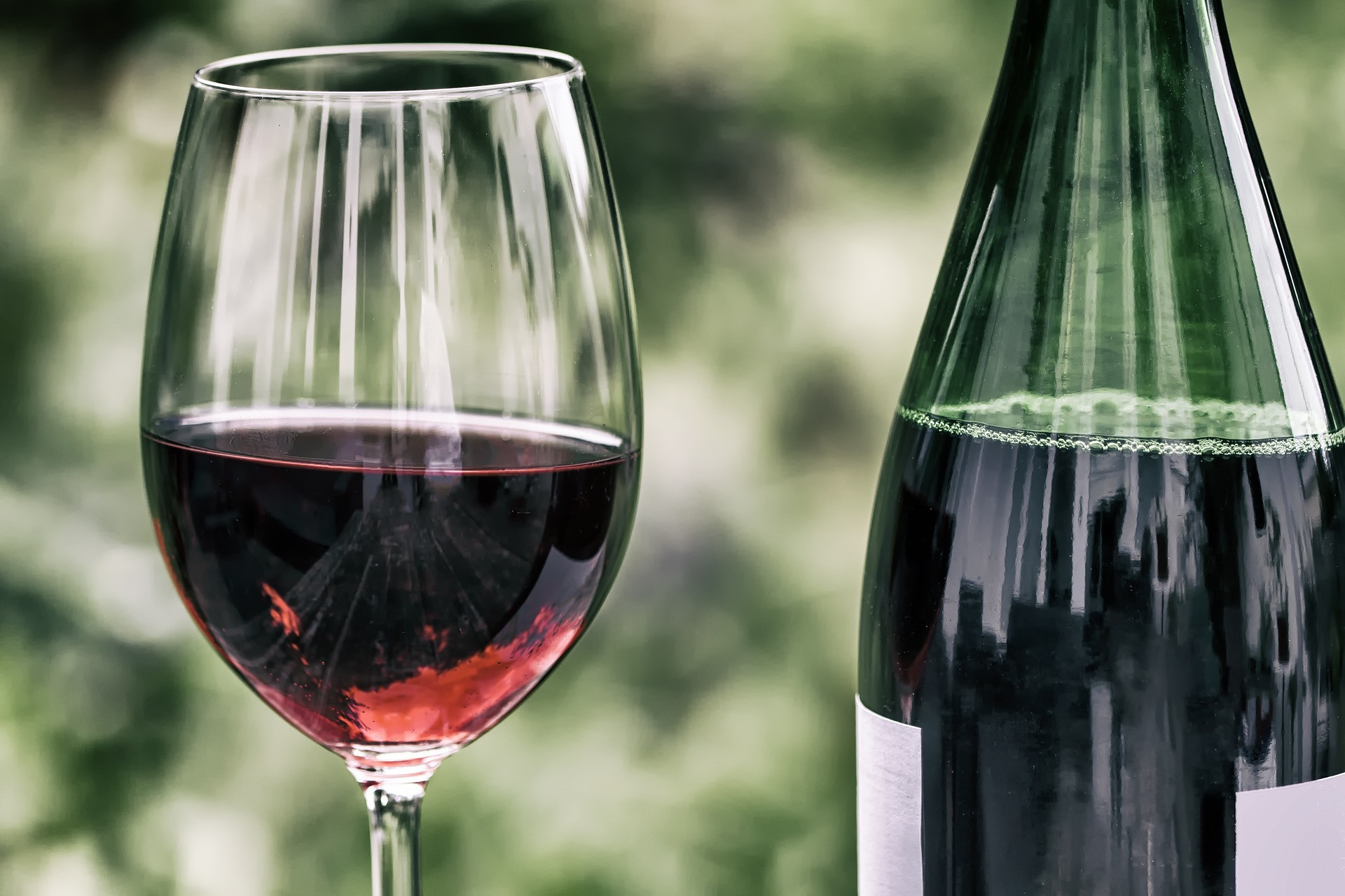 V pomyselnej súťaži o najzdravší alkoholický nápoj je jasným víťazom červené víno. Má slušný obsah minerálov (železa, draslíka, horčíka) a antioxidantov, ako sú flavonoidy alebo resveratrol. Posledná menovaná látka je napríklad aj v čučoriedkach, ríbezliach, arašídoch alebo kakau a podľa výskumníkov z Harvard Medical School môže predlžovať životaschopnosť a obranyschopnosť buniek, a tak aj náš život.
S červeným vínom súvisia aj často proklamované benefity stredomorského jedálnička, vedci už preukázali jeho vplyv na vyvažovanie hladiny cholesterolu v krvi alebo na prevenciu srdcových ochorení.
Zle na tom nie je ani víno biele alebo ružové, sú však všeobecne sladšie a viac kalorické. Záleží ale vždy na konkrétnej odrode a na podielu alkoholu. Napríklad ťažšie chardonnay alebo sauvignon blanc majú viac kalórií než ľahšie pinot alebo rizling. Ak chcete držať váhu dole, odporúča Kristína Bačová vyberať zo suchých bielych vín.
Vhodným spôsobom, ako v lete piť víno, je sangria s množstvom ovocia - aspoň do seba dostanete vitamíny. Len to chce nedoslaďovať. Prekvapivo nízku kalorickú hodnotu, ale zato veľa prirodzeného cukru majú vína šumivé, ako je šampanské alebo prosecco. Akokoľvek k tomu slnečné dni zvádzajú, vyhnite sa miešaniu prosecca s aperitívmi. Radšej ho pite samotné.
Šampanské alebo sekt môžete trochu vylepšiť rozmixovanými broskyňami, pomarančovou alebo grepovou šťavou - najlepšie takou, čo si sami doma vytlačítte. Rovnako ako u vína aj tu platí: hlavne s mierou. Dať si na záhradnej party štyri bellini alebo džbán sangrie rozhodne nie je to isté ako zjesť misku ovocného šalátu.