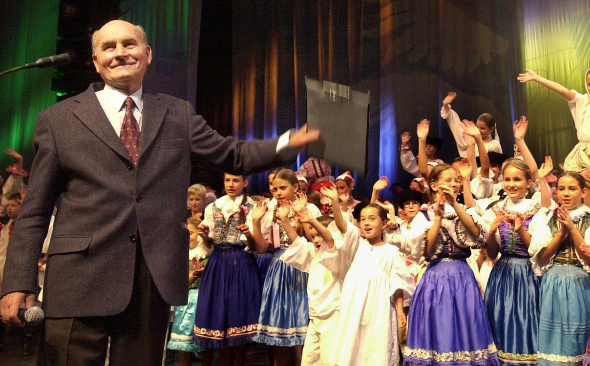 Štefan Nosáľ, choreograf a umelecký vedúci súboru Lúčnica, ďakuje v roku 2002 deťom z detských folklórnych súborov a ich tanečným pedagógom v závere programu Lúčnica a jej deti.