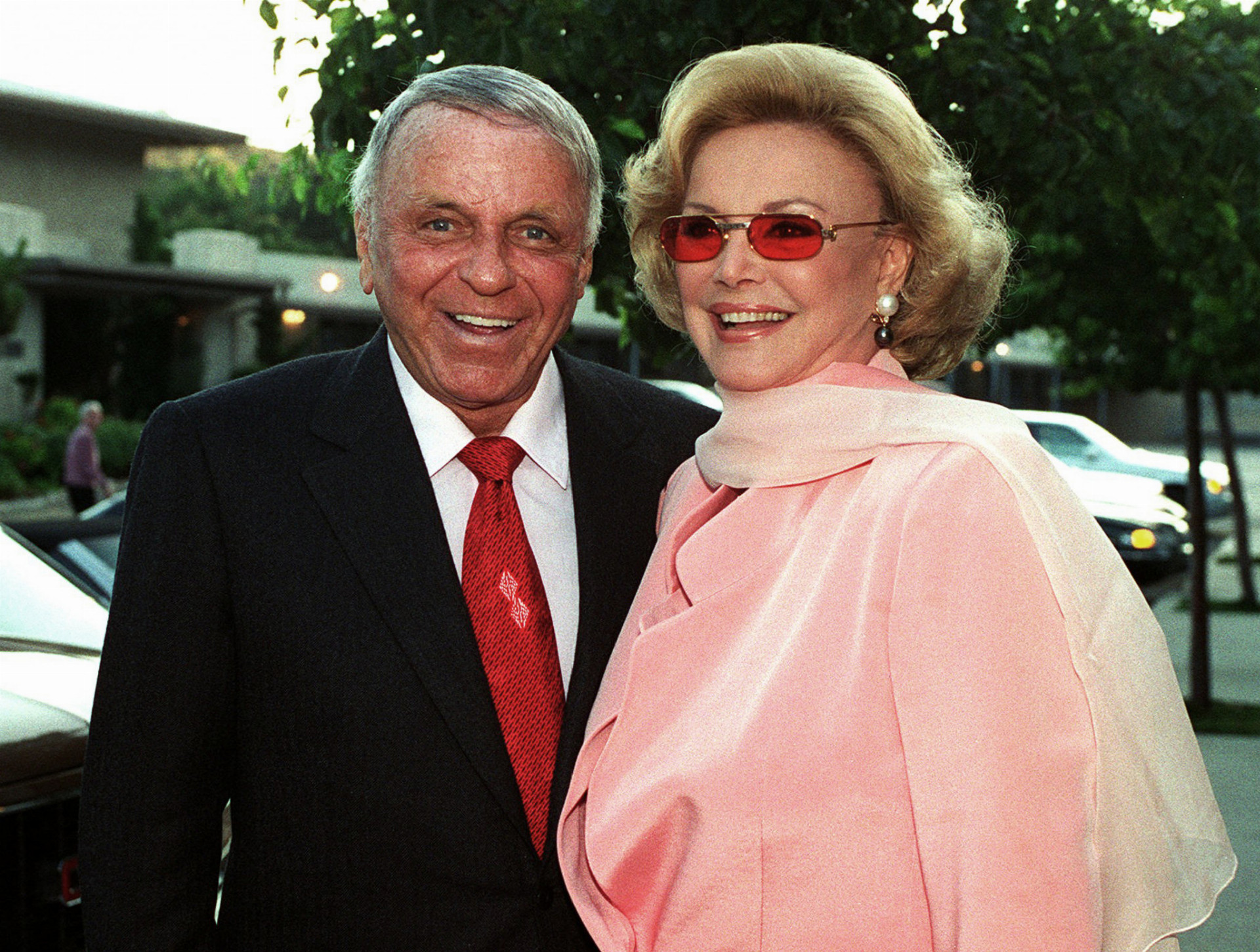 Na snímke z 11. júla 1996 Barbara Sinatrová a jej manžel Frank Sinatra prichádzajú do kostola obnoviť manželský zväzok pri príležitosti 20. výročia sobáša v kalifornskom Malibu.