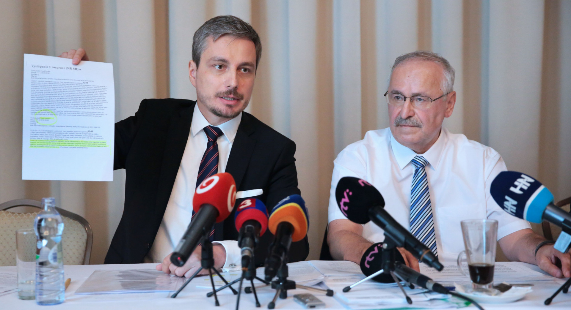 Pôvodný predseda predstavenstva Peter Talán (vpravo) a advokát Martin Bezák o prípadoch jednotlivých klientov veľmi hovoriť nechceli.