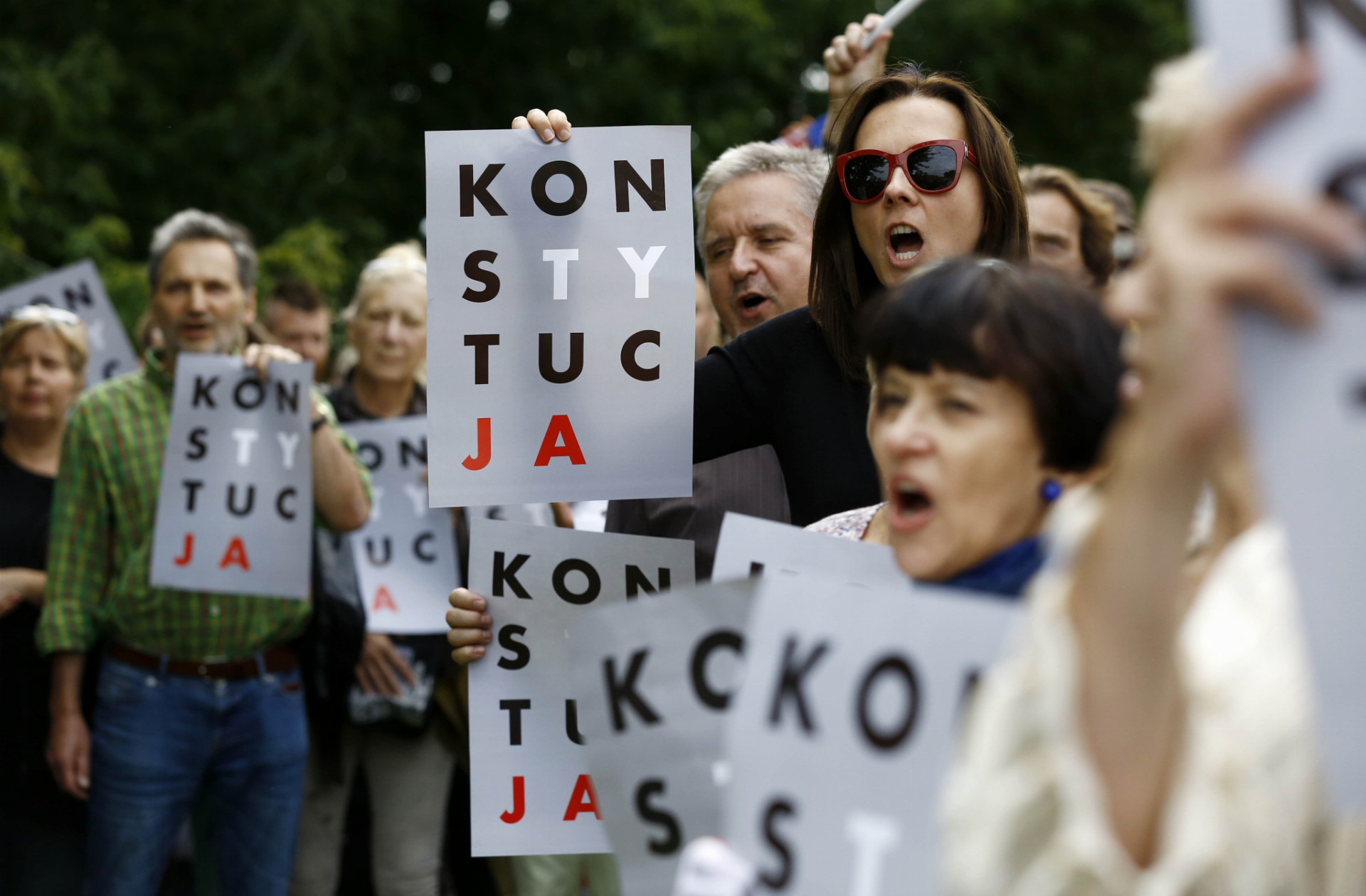 Protestujúci v poľskom meste Varšava vyšli do ulíc na obranu nezávislosti súdnictva. Masové demonštrácie pripomínajú antikomunistické protesty z konca 80. rokov.
