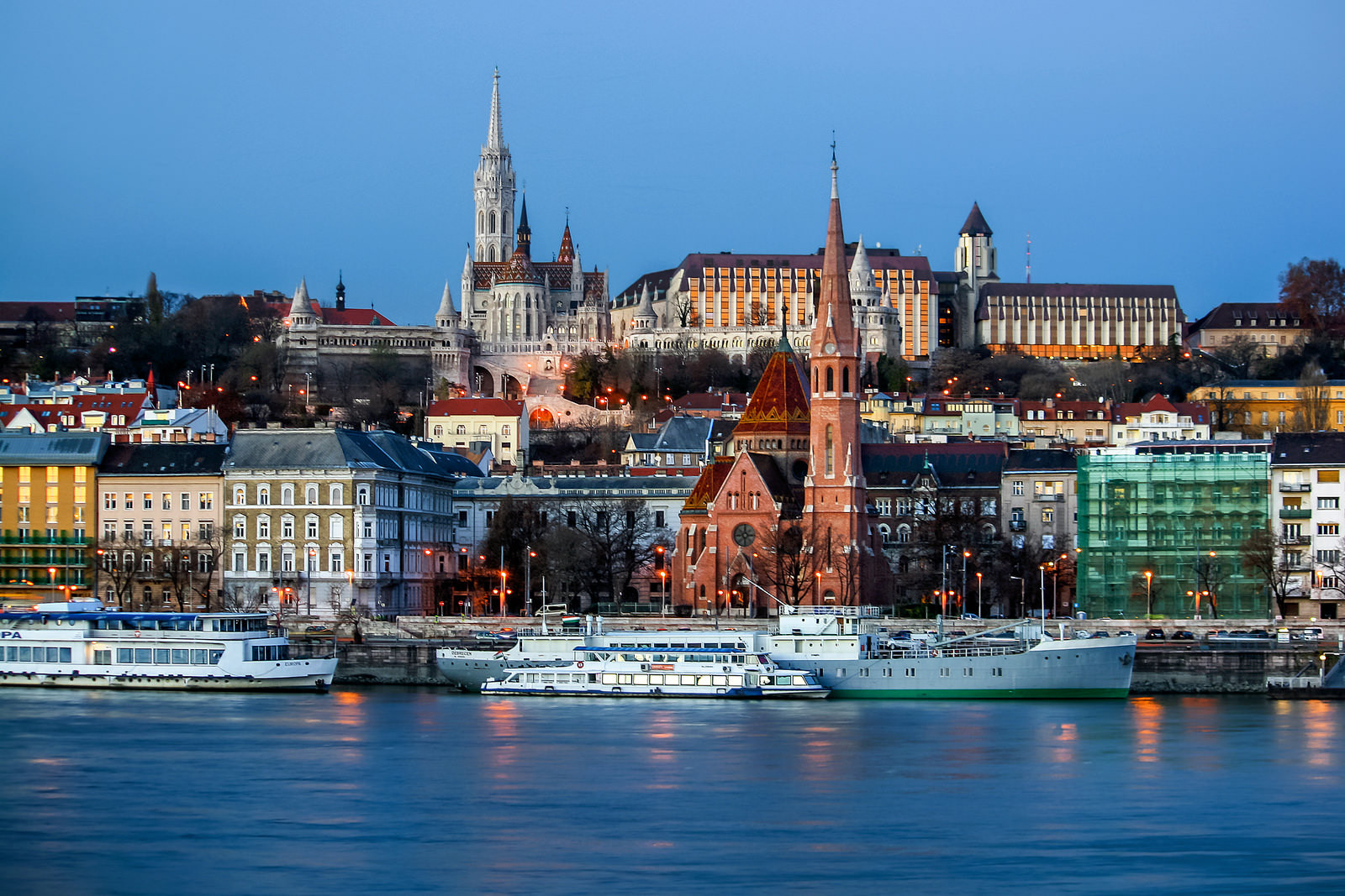 Zv&yacute;hodnen&eacute; trasy
Praha - Bratislava &ndash; Budape&scaron;ť (jazd&iacute; každ&eacute; dve hodiny).
Ko&scaron;ice - Budape&scaron;ť jazd&iacute; dvakr&aacute;t denne.
EUROPA EXPRES BUDAPEST 9 eur.
Bratislava &ndash; Budape&scaron;ť 17,50 eur.
Do Mi&scaron;kovca, Budape&scaron;ti, V&aacute;cu a Hidasn&eacute;meti cestujete od 3,50 eura.
Mal&yacute; pohraničn&yacute; styk: cestujete od 1,80 eura.
Na medzin&aacute;rodn&yacute; l&iacute;stok je zľava 60 percent.