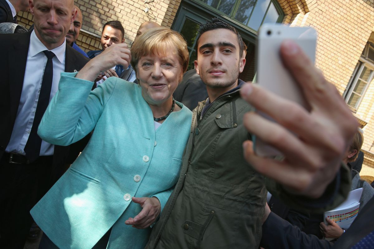 Symbolom takzvanej vítacej kultúry v Nemecku sa stali selfie snímky kancelárky Angely Merkelovej s migrantmi, ktoré vo veľkom publikovali miestne médiá.