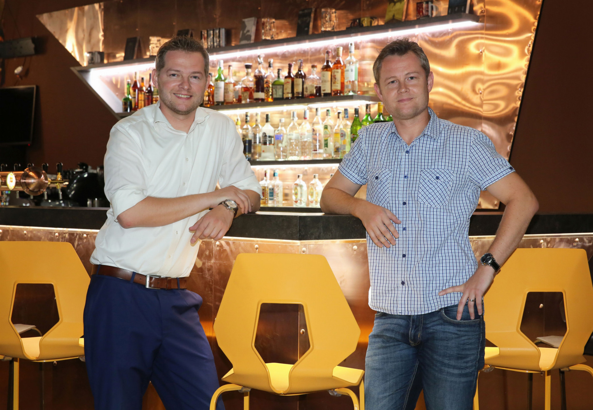Bratia Ľuboš (vľavo) a Rado Mikuškovci prevádzkujú e-športový bar už tretí rok. Pre zvyšujúci sa záujem sa presťahovali do väčších priestorov.