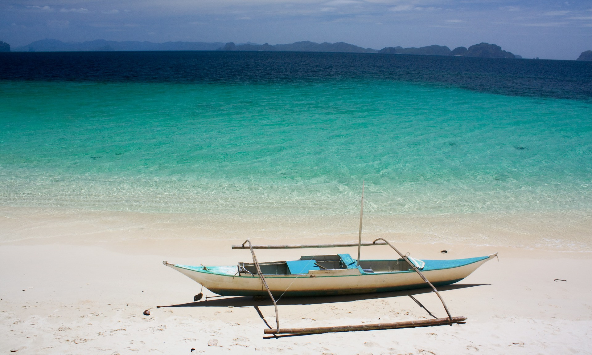 Výhodou tohto súostrovia je, že ešte stále nie je medzi turistami také obľúbené. Pritom sa tu môžete plaviť na kajaku, potápať s mierumilovnými žralokmi obrovskými, prechádzať po ryžových poliach alebo pozorovať okále filipínske. Nádherné pláže sú potom skvelým bonusom.