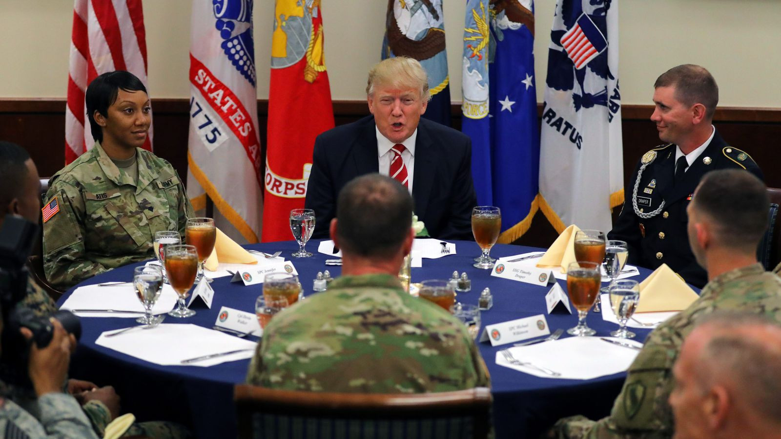 Americký prezident sa na rozdiel od svojich predchodcov cíti v kruhu armádnych dôstojníkov pohodlne.