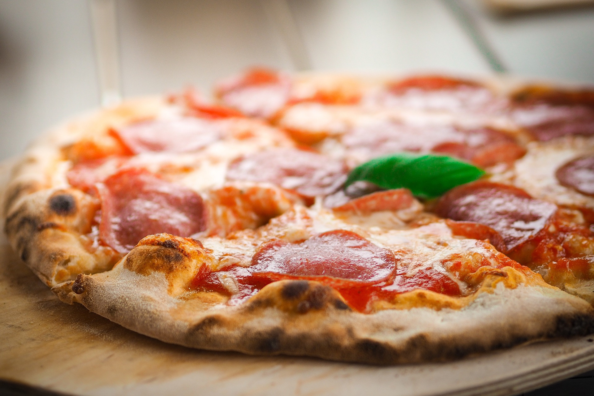 Pri výbere mrazenej pizze na grilovanie sa uistite, že má váš gril dostatočný priemer, aby sa do neho pizza vošla. Ak máte gril menší, môžete použiť napríklad pizza koláčiky.

Pri grilovaní pizze postupujte podľa schopností vášho grilu. Ak máte gril s funkciou rozmrazovania, môžete doň pizzu alebo pizza koláčiky rovno vložiť. "Optigrill má priamo program na mrazené potraviny. Rovno ich doň vložíte, on ich rozmrazí a ugriluje v správnej kvalite tak, ako požadujete, "vysvetľuje Dušan Holec zo spoločnosti Tefal.

V prípade, že váš gril spracovávať mrazené potraviny nedokáže, musíte pizzu najprv dobre rozmraziť. Môžete ju nechať dlhšiu dobu na izbovej teplote, alebo použiť rozmrazovací program v mikrovlnke. Potom pizzu preneste na kus alobalu a grilujte na strednom ohni, kým sa nevytvoria hnedé chrumkavé okraje a nerozpustí syr. Podľa typu a výrobcu pizze môže grilovanie trvať aj 20 minút a dlhšie. Hotovú pizzu preneste obracačkou na tanier. Počkajte päť minút a môžete podávať.