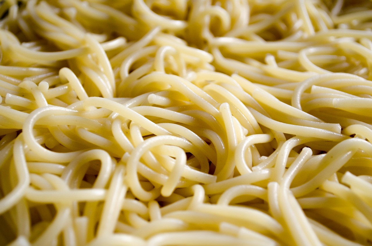 Sáčok špagiet povarte polovicu doby odporúčanej na balenie. Potom špagety sceďte a prepláchnite studenou vodou, aby ďalej nemekli. Špagety premiešajte s vašou obľúbenou omáčkou a vložte do grilovacej alobalovej misky alebo na dierovanú grilovaciu tácku. Je dôležité, aby v nádobe boli otvory, ktoré prepustia teplo a dym ku špagetám. Tak vznikne typická chuť. Špagety grilujte podľa potreby najmenej druhú polovicu doby odporúčanej na sáčku. Pred podávaním ich nechajte niekoľko minút vychladnúť.