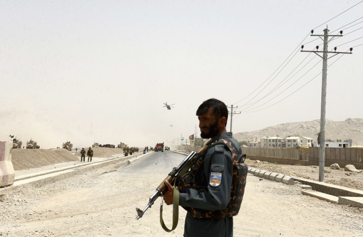 Vojak hliadkuje Afganistane