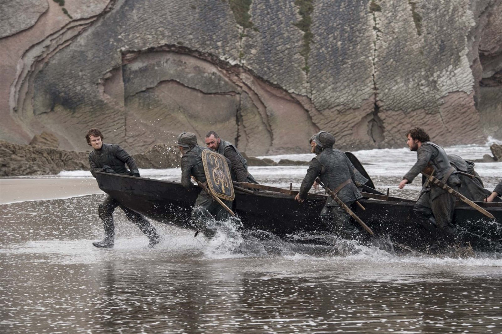 Theon Greyjoy (vľavo, Alfie Allen) sa vyloďuje na pláži pri Dračom kameni.