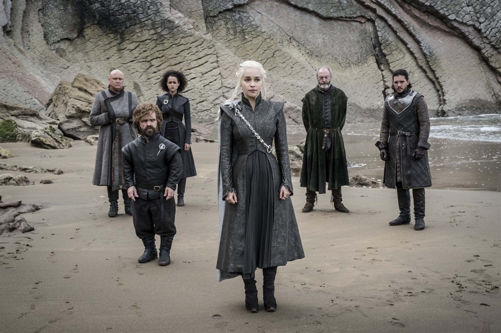 Zľava: poradca Varys (Conleth Hill), Tyrion Lannister (Peter Dinklage), radkyňa Missandei (Nathalie Emmanuelová), kráľovná Daenerys (Emilia Clarkeová), davos Morský (Liam Cunningham) a Jon Snow (Kit Harington).