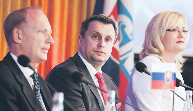 Ako kandidáti na ministra sa spomínajú najbližší ľudia Andreja Danka (v strede) Eva Smolíková, Jaroslav Paška (vľavo) a Anton Hrnko.