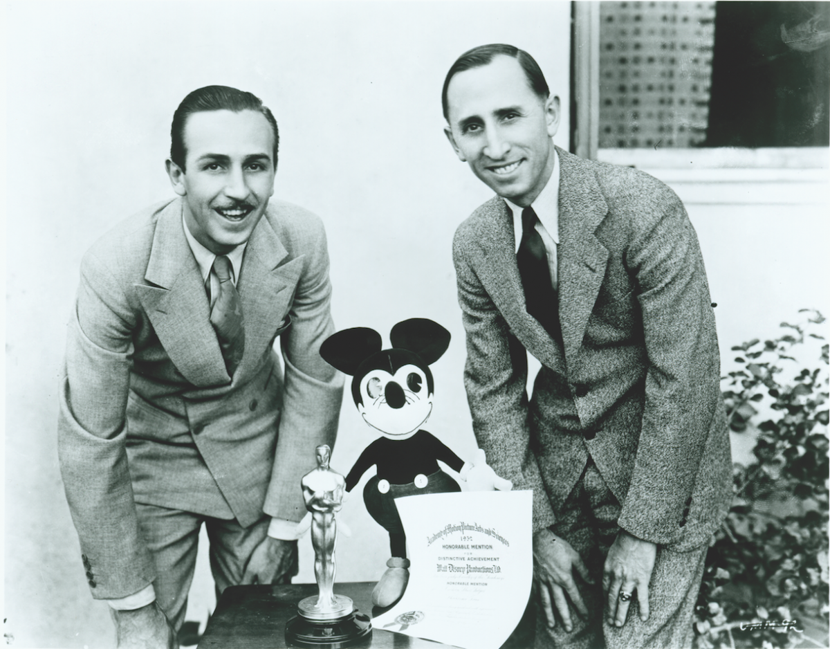 K vytvoreniu populárneho Mickey Mousa bratov Disneyovcov inšpiroval komik Charlie Chaplin.