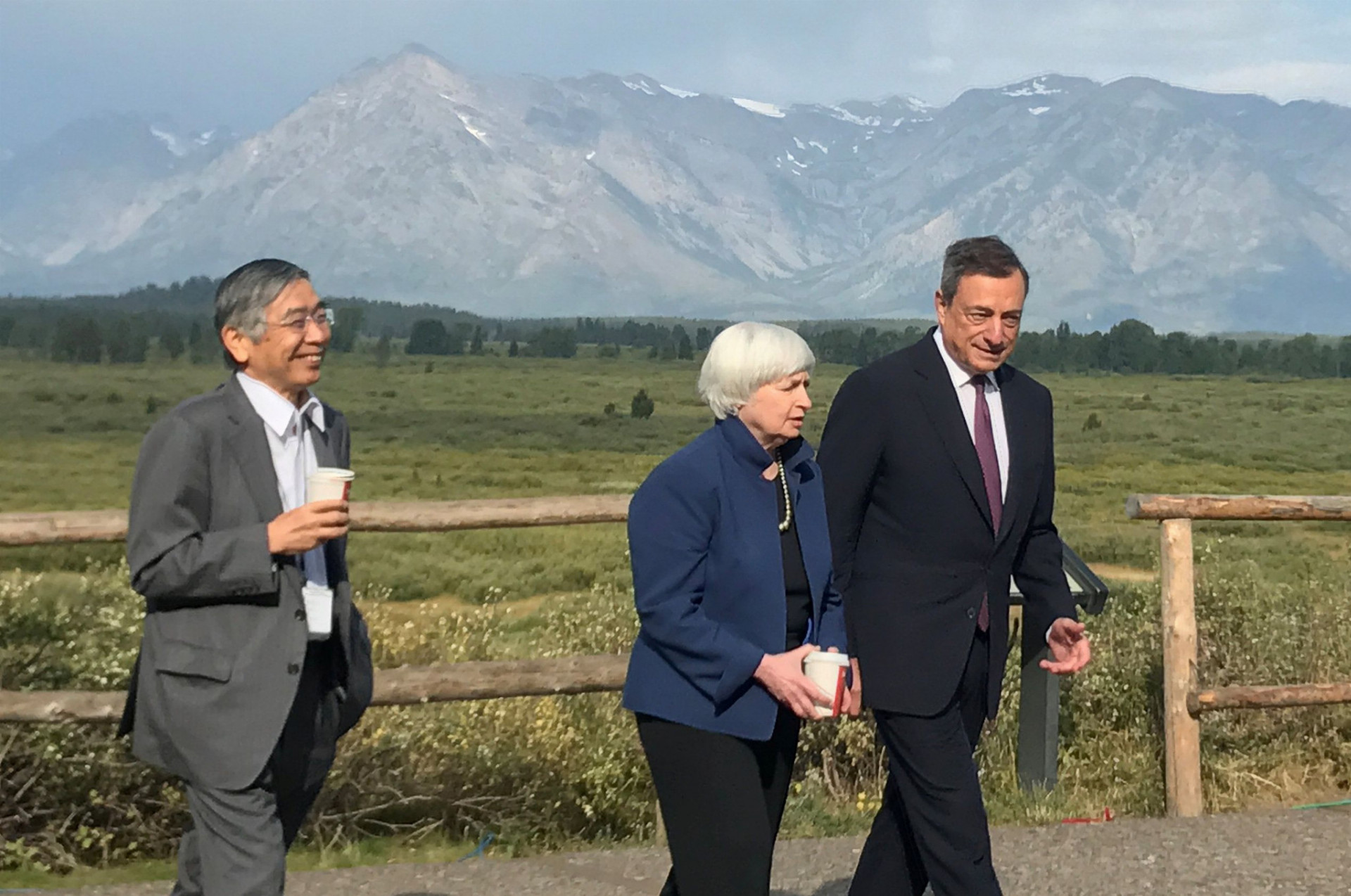 Na stretnutí bankárov v Jackson Hole nechýbal ani tandem Mario Draghi (vpravo) a Janet Yellenová (uprostred)