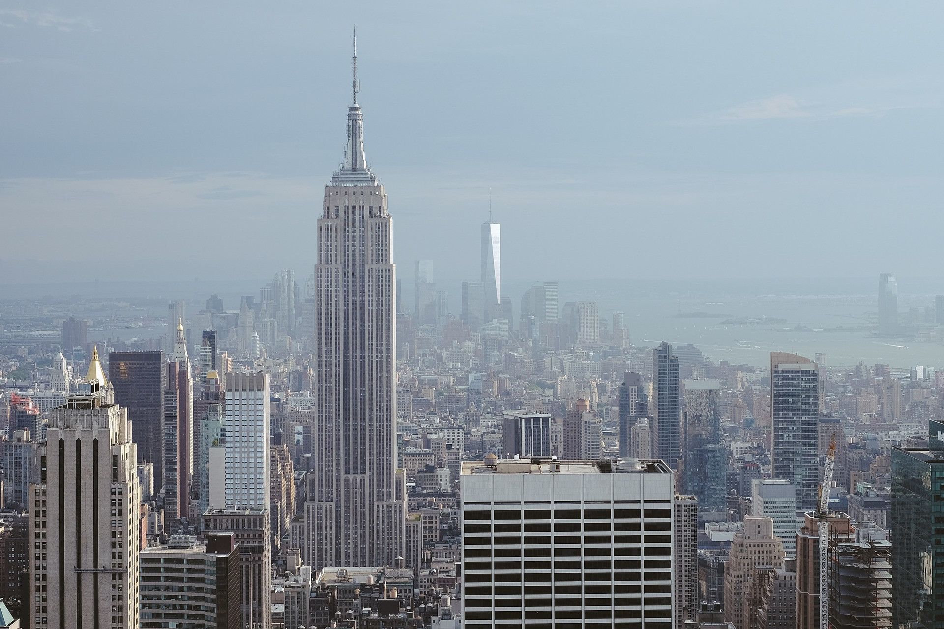 Tento mrakodrap ponúka panoramatický výhľad na New York z výhliadkových poschodí - 86. a 102. Počas jasného dňa môžu návštevníci vidieť až päť štátov - New York, New Jersey, Pennsylvania, Connecticut a Massachusetts. Najrušnejšie je tu pri západe slnka. Predbehnúť rady je možné pomocou prednostných prehliadkových vstupeniek, ktorých cena začína 55 eur.