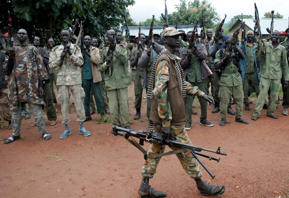 Južný Sudán sa zmieta v etnickom násilí takmer od svojho založenia v roku 2011. Krajina sa ocitla v občianskej vojne v roku 2013, keď sa prezident Salva Kiir, pochádzajúci z etnickej skupiny Dinka, rozišiel s viceprezidentom Riekom Macharom, ktorý patrí k Nuerom.
