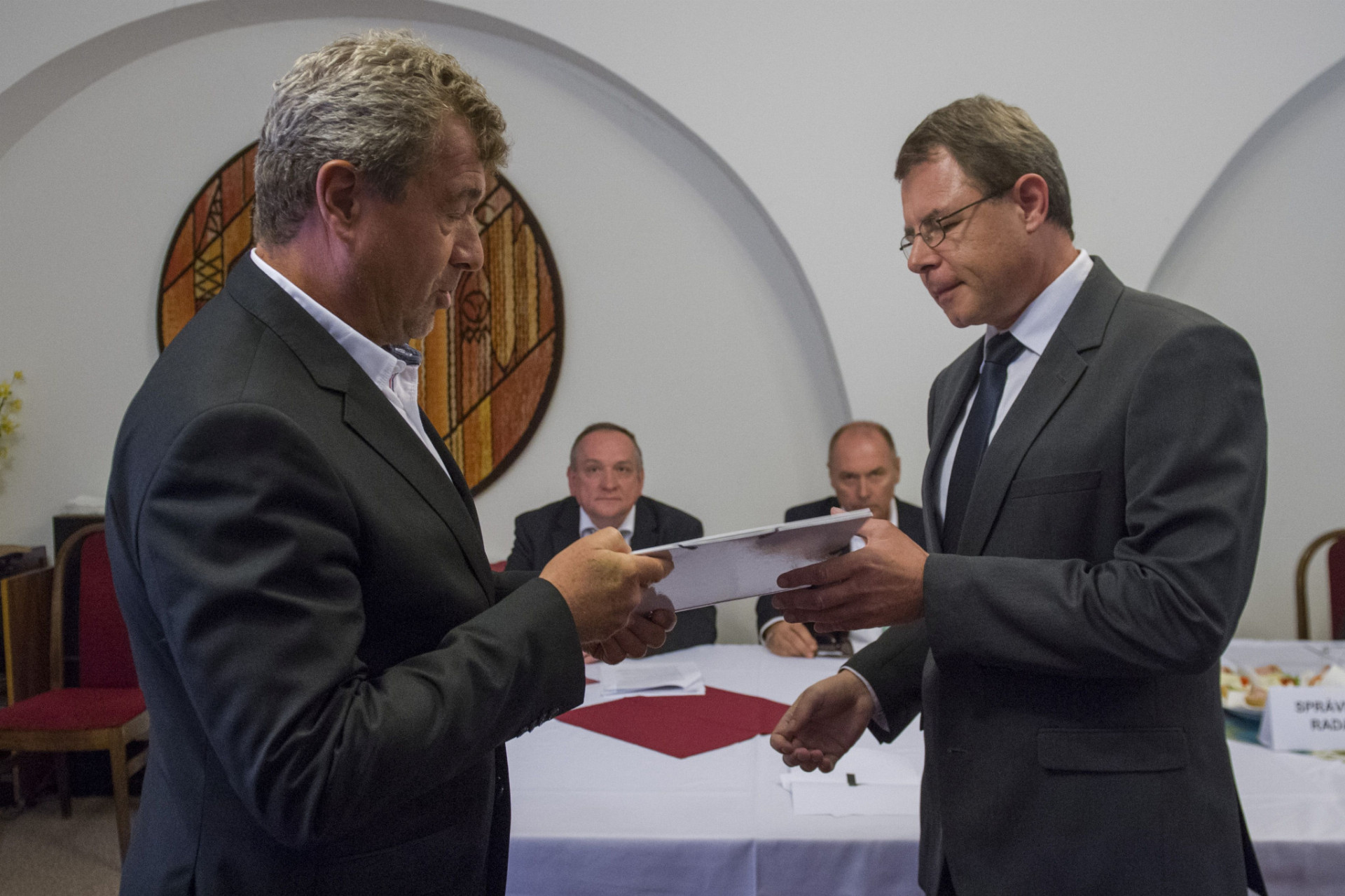 Vladimír Puchala (vpravo) si preberá dekrét o zvolení od predsedu Správnej rady Vladimíra Masára.