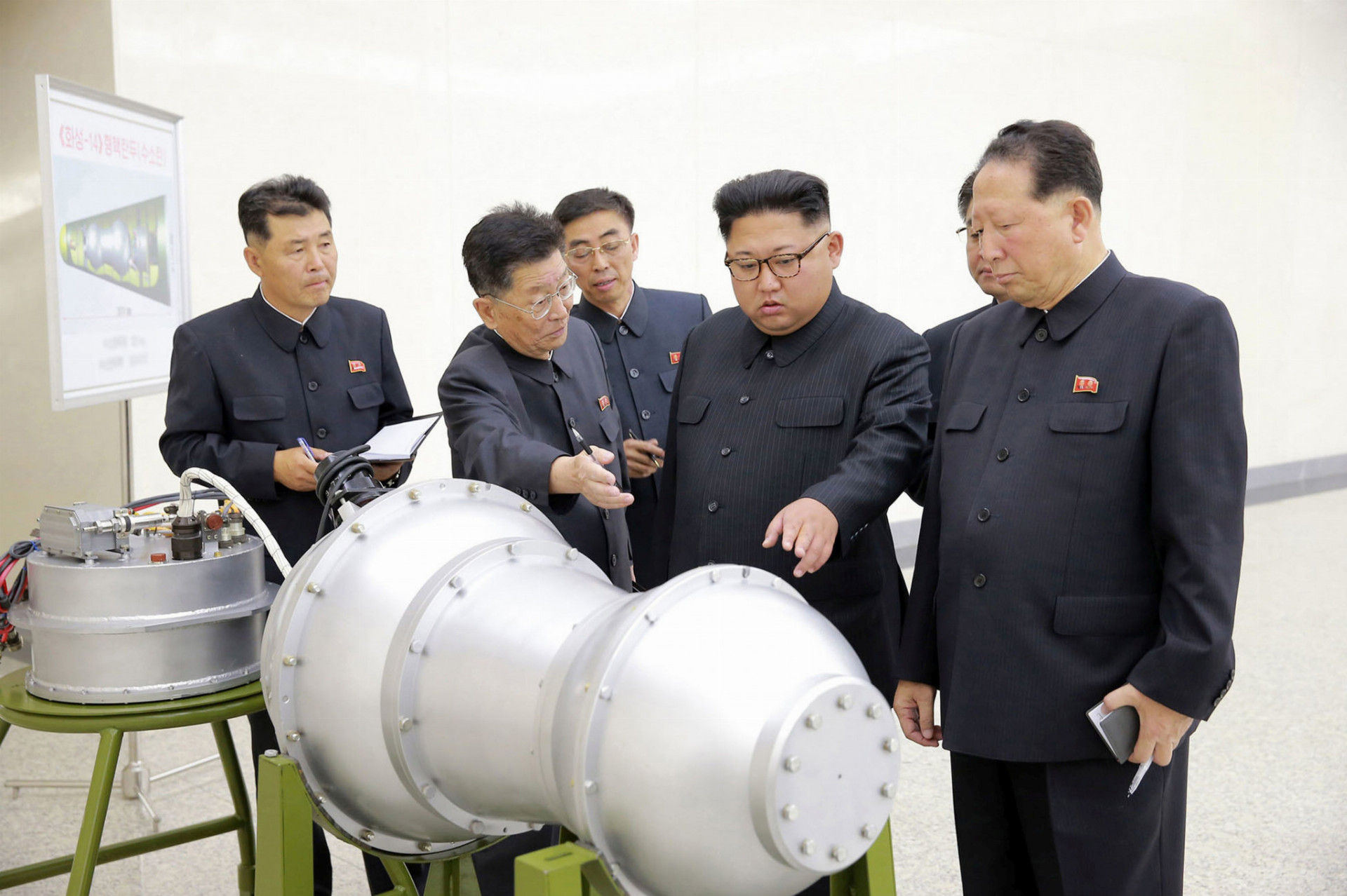 Severokórejský líder Kim Čong-un (štvrtý zľava) osobne skontroloval bombu, ktorú jeho armáda otestovala v nedeľu.