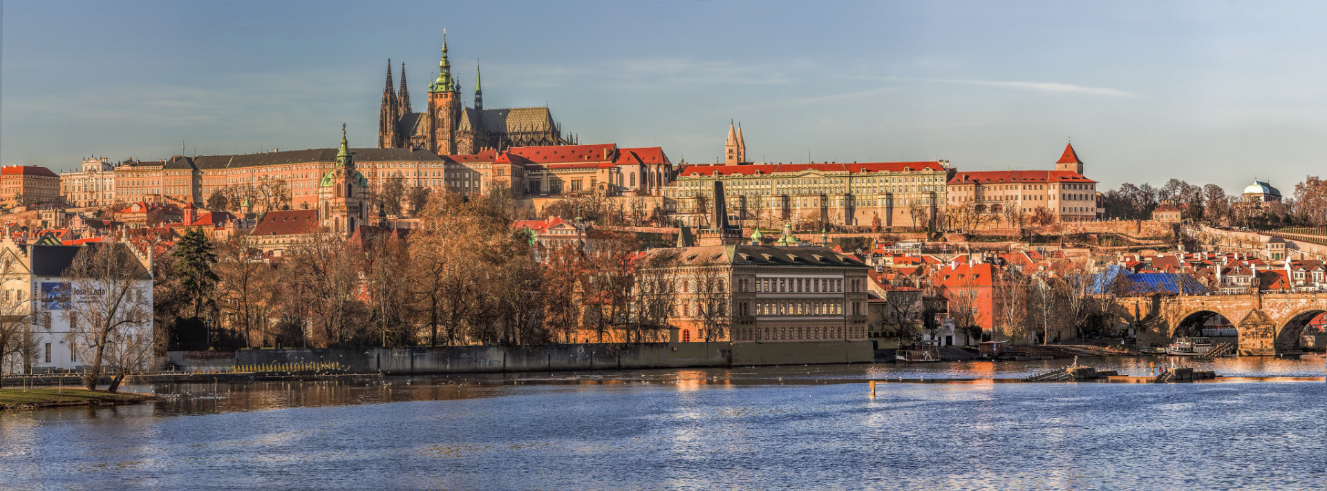 Na jeseň je Praha obzvlášť úchvatná. V tomto období klesá počet turistov. Začiatkom októbra má zvláštnu jesennú atmosféru. 

