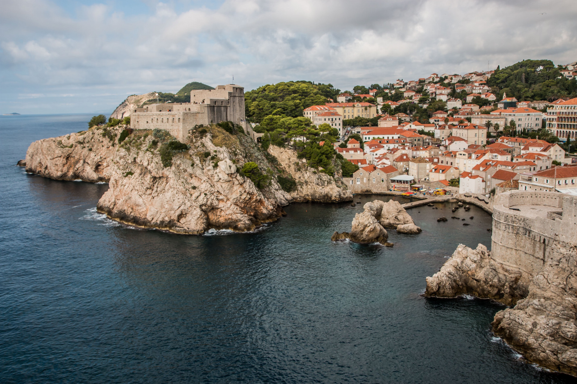 Davy turistov odišli, teploty klesajú, rovnako je to aj s cenami. Vychutnajte si krásne pláže Dubrovniku aj na jeseň. Región okrem toho ponúka aj príjemné horské túry s ohromujúcou scenériou. 
