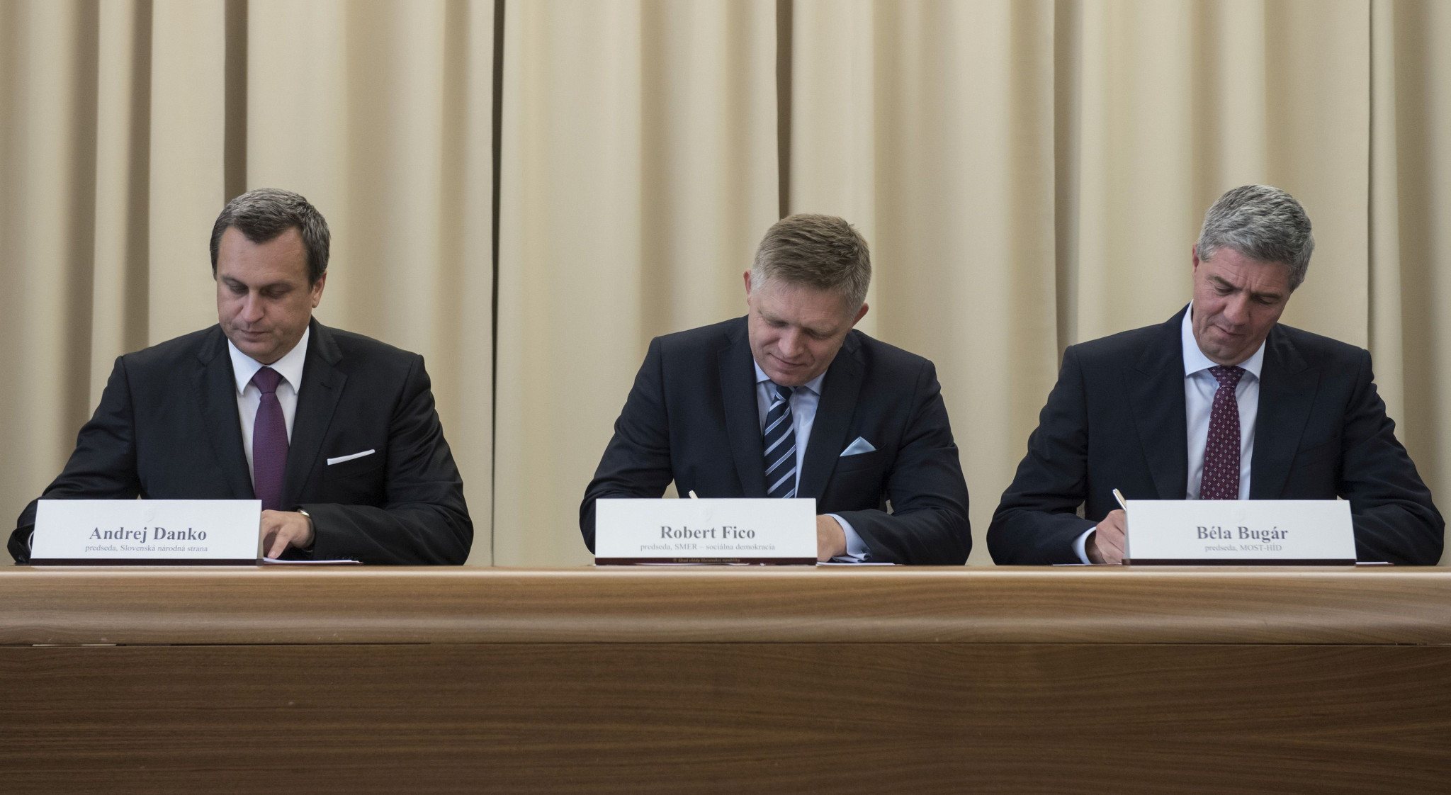 Lídri koaličných strán Andrej Danko, Robert Fico a Béla Bugár podpísali dodatok.