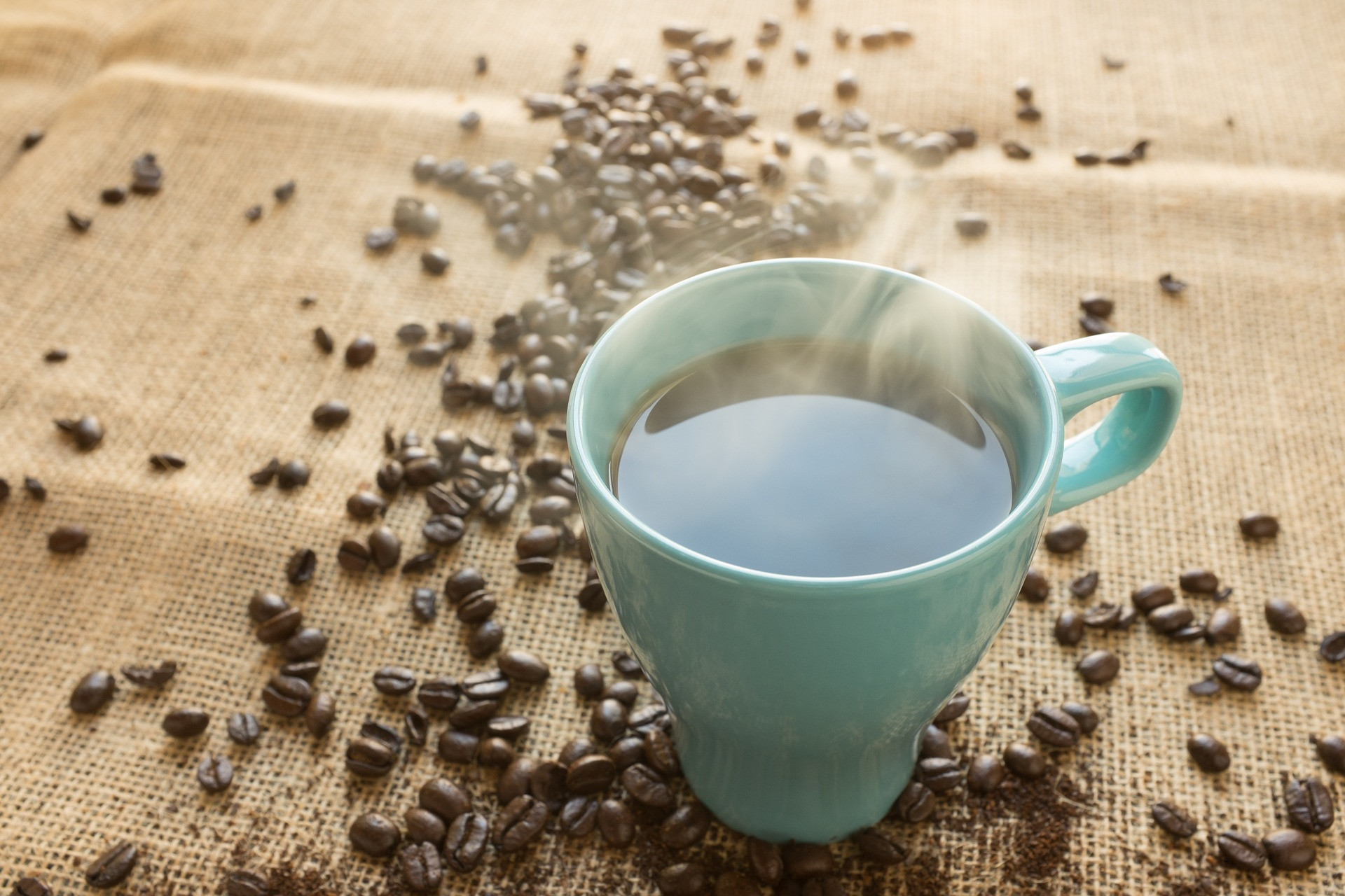 Dokazuje to výskum na 20 000 ľuďoch žijúcich v Stredozemí. Tam sa pije viac kávy ako v iných krajinách. Ľudia, ktorí pijú najmenej štyri šálky kávy denne, majú o 64 percent nižšie riziko úmrtia na akúkoľvek chorobu, vrátane kardiovaskulárneho ochorenia, než tí, ktorí nepijú kávu.

A s každou ďalšou šálkou kávy sa tento pozitívny účinok zvyšuje, a to najmä u osôb starších ako 45 rokov. Autori výskumu nehovoria, aký je limit v spotrebe kávy. Je potrebné riadiť sa zdravým rozumom.