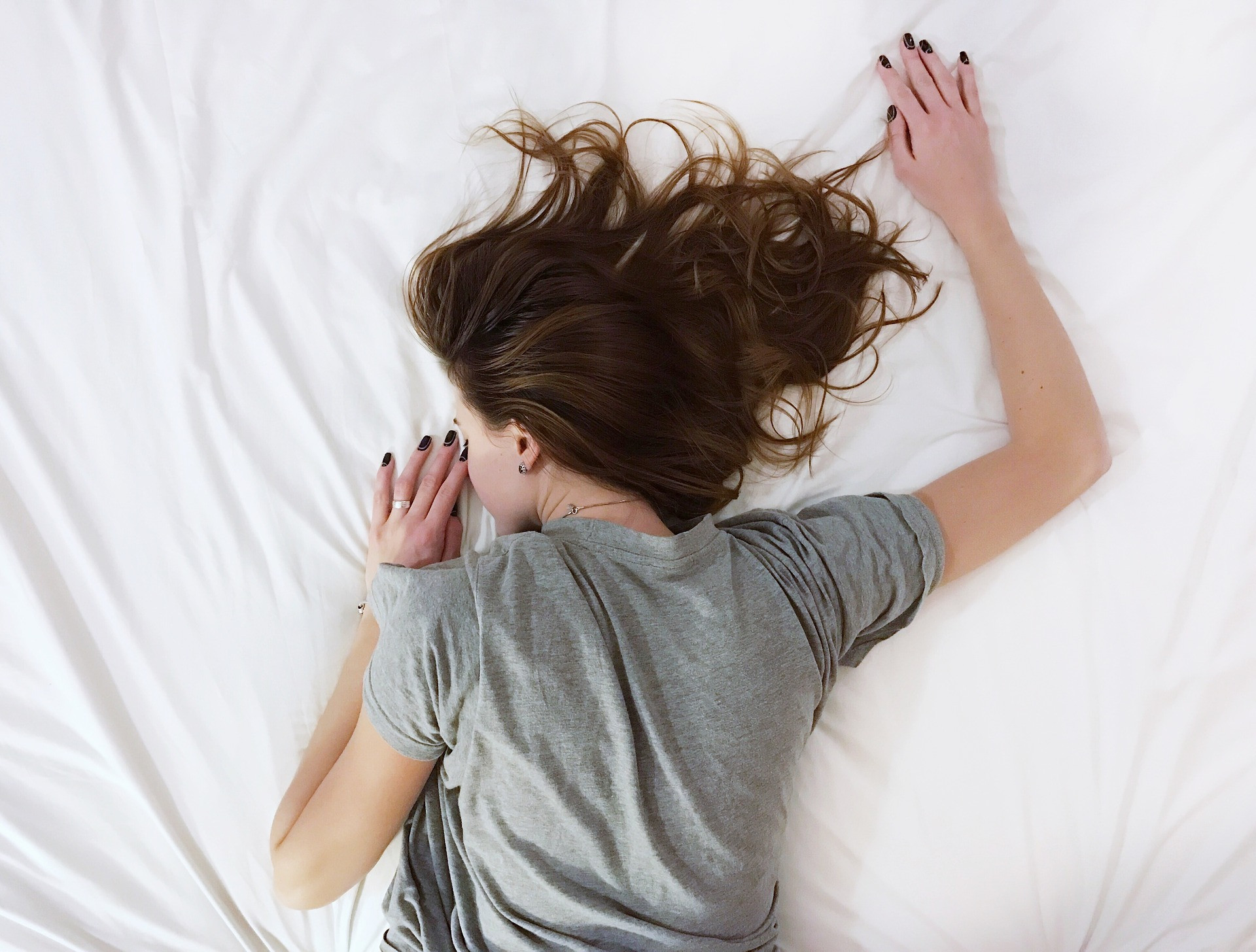 Podľa National Sleep Foundation trpí väčšina Američanov nedostatkom spánku. A tento problém sa zďaleka netýka len obyvateľov zo Spojených štátov amerických. Vzhľadom k tomu, že spánok zohráva dôležitú úlohu v hormonálnej regulácii, obnove svalovej hmoty, vývoji pamäti a udržiavaní správne fungujúceho metabolizmu, môže dlhodobý nedostatok spánku viesť k nárastu hmotnosti, úzkostiam, depresii a inzulínovej rezistencii.

Tým pádom hrozí riziko vzniku cukrovky 2. typu, vysokého krvného tlaku a srdcových ochorení. Podľa niektorých odborníkov vám časté ponocovanie môže ubrať dokonca až desať rokov  života.