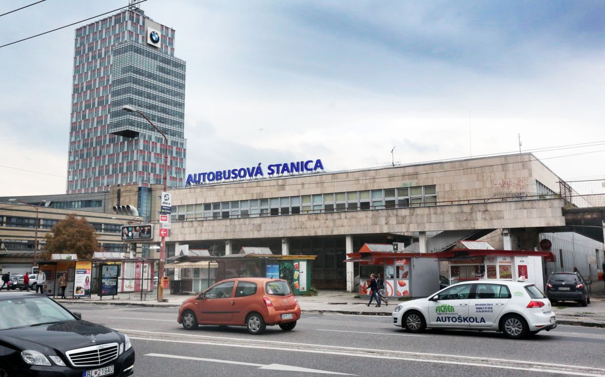 Kedysi patrila Autobusová stanica v Bratislave medzi výkladné skrine architektúry. Teraz je však už len hanbou Bratislavy. Spoločnosť HB Reavis začne s jej rekonštrukciou v októbri