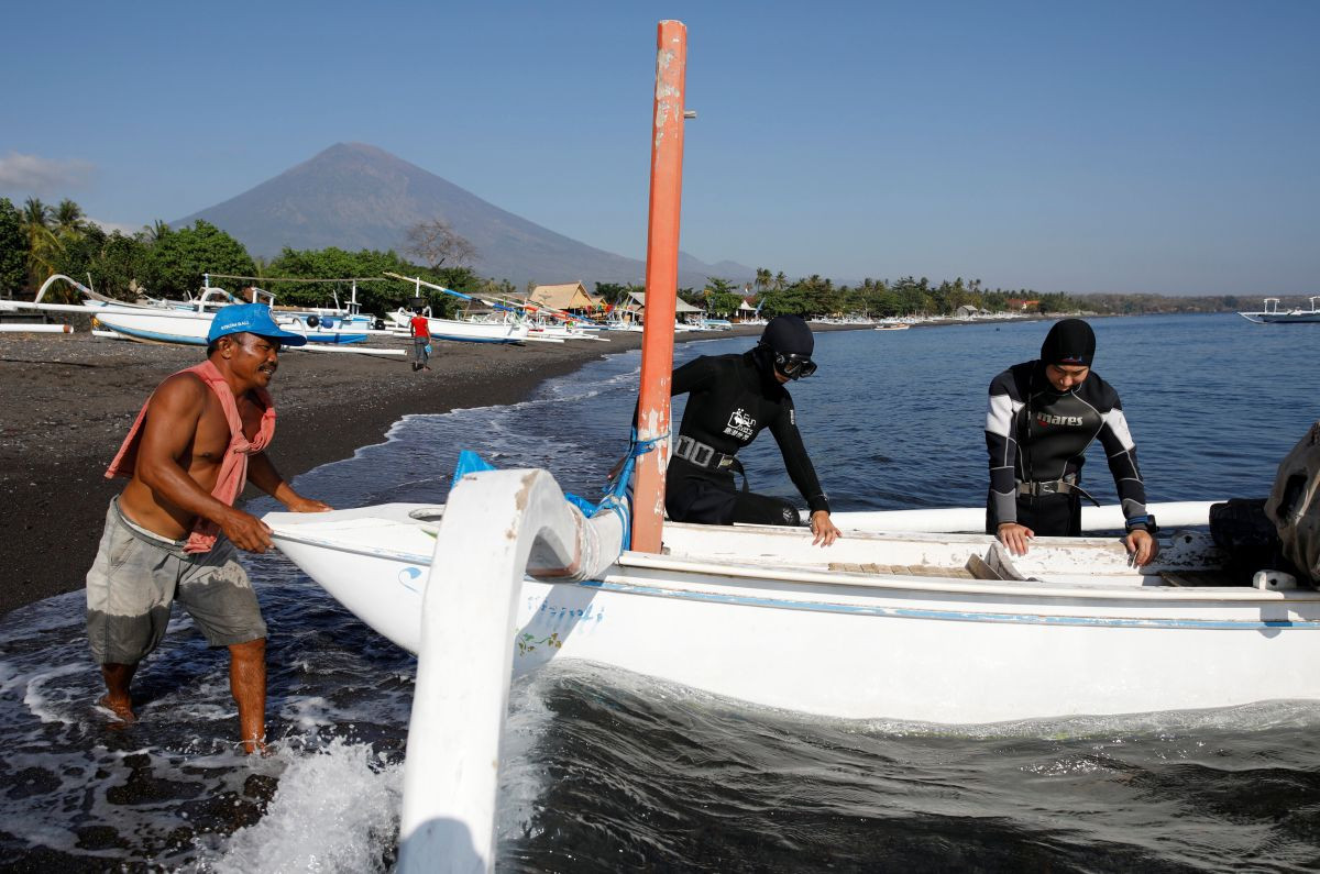Sopka na Bali vyhnala z domovov desaťtisíce ľudí