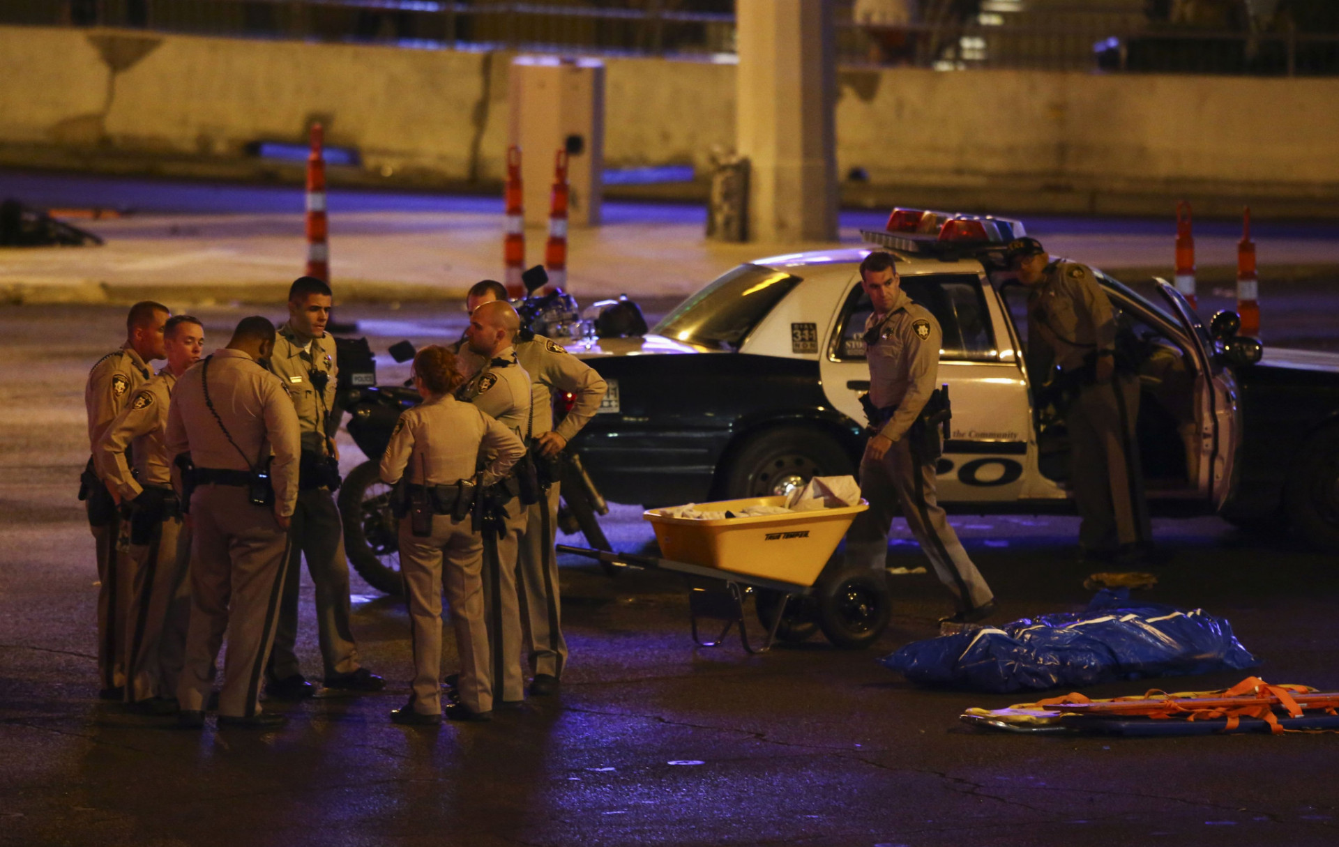 Na miesto streľby v Las Vegas okamžite prišlo množstvo policajtov aj záchranárov, ktorí odvážali zranených do nemocnice.